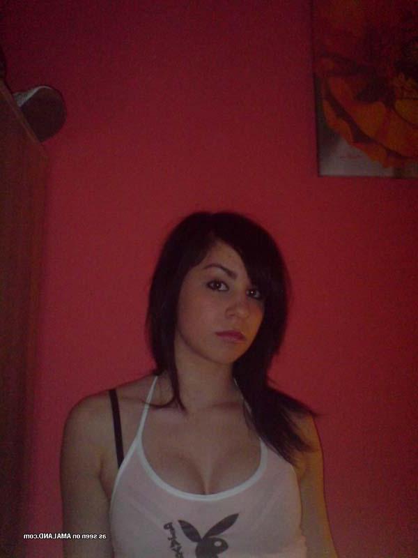 16P Pictures of a hot brunette girlfriend showing her body on camera