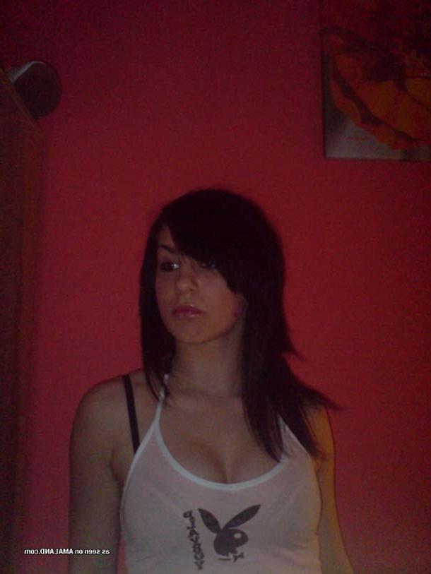 16P Pictures of a hot brunette girlfriend showing her body on camera
