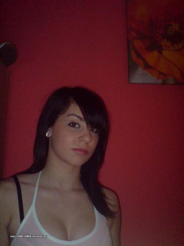 16P Pictures of a hot brunette girlfriend showing her body on camera
