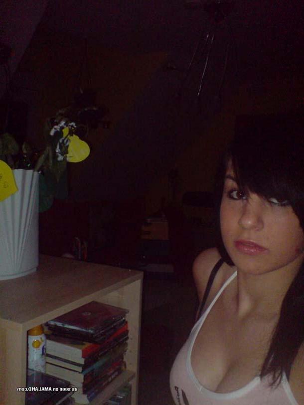 16P Pictures of a hot brunette girlfriend showing her body on camera