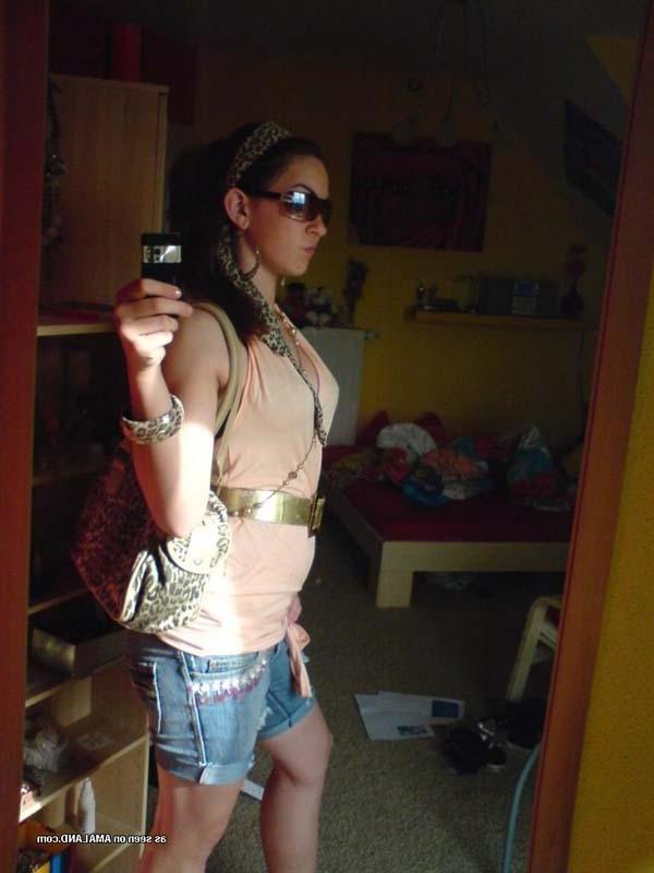 16P Pictures of a hot brunette girlfriend showing her body on camera