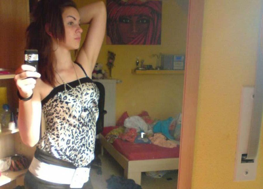 16P Pictures of a hot brunette girlfriend showing her body on camera