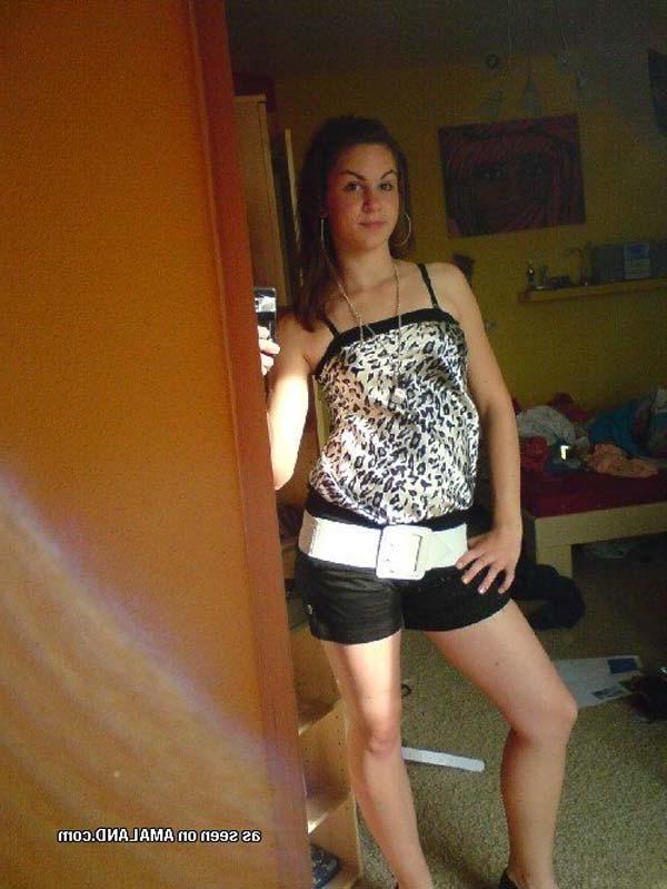 16P Pictures of a hot brunette girlfriend showing her body on camera
