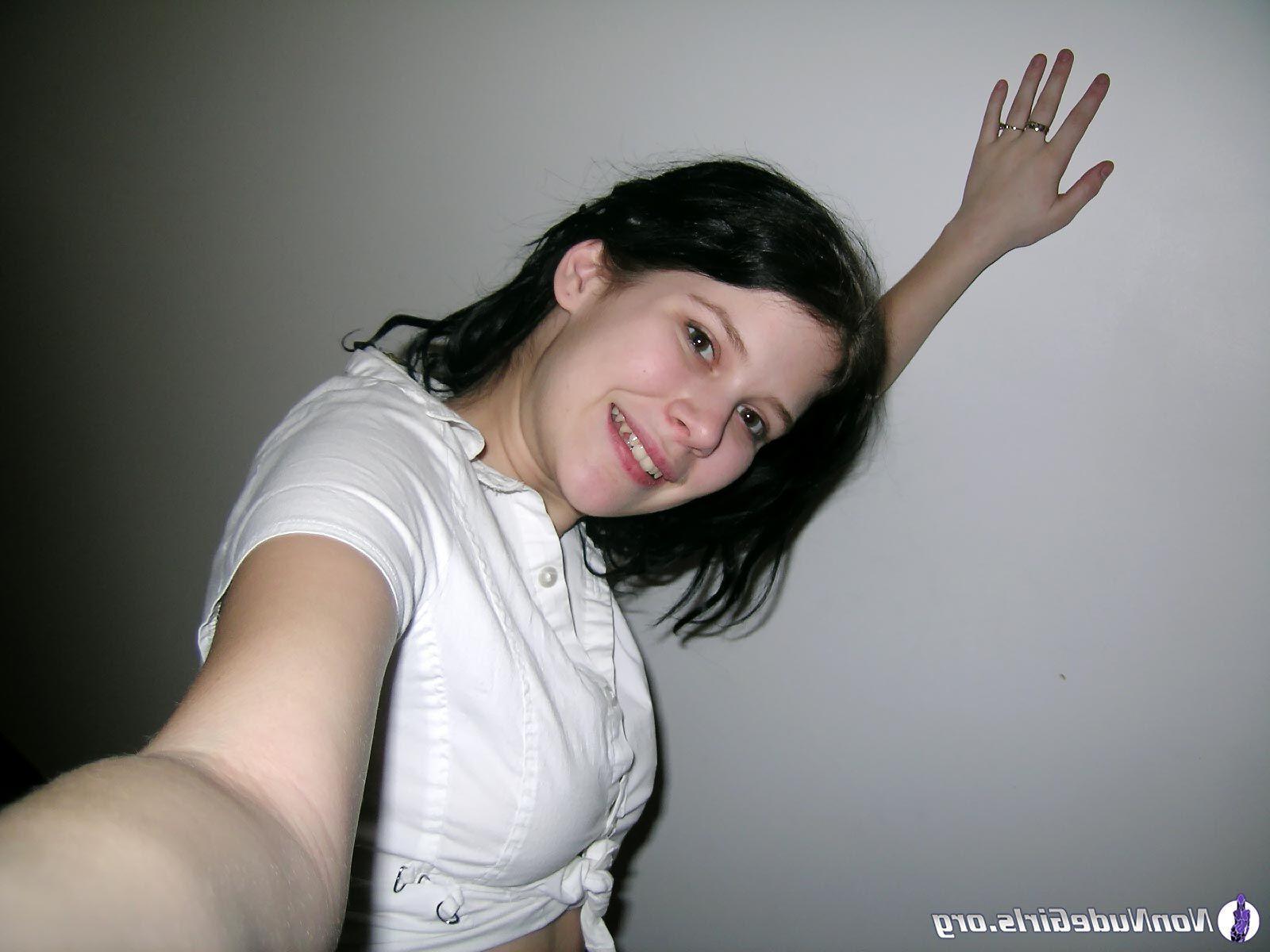 20P Pictures of naughty girls showing their hot bodies
