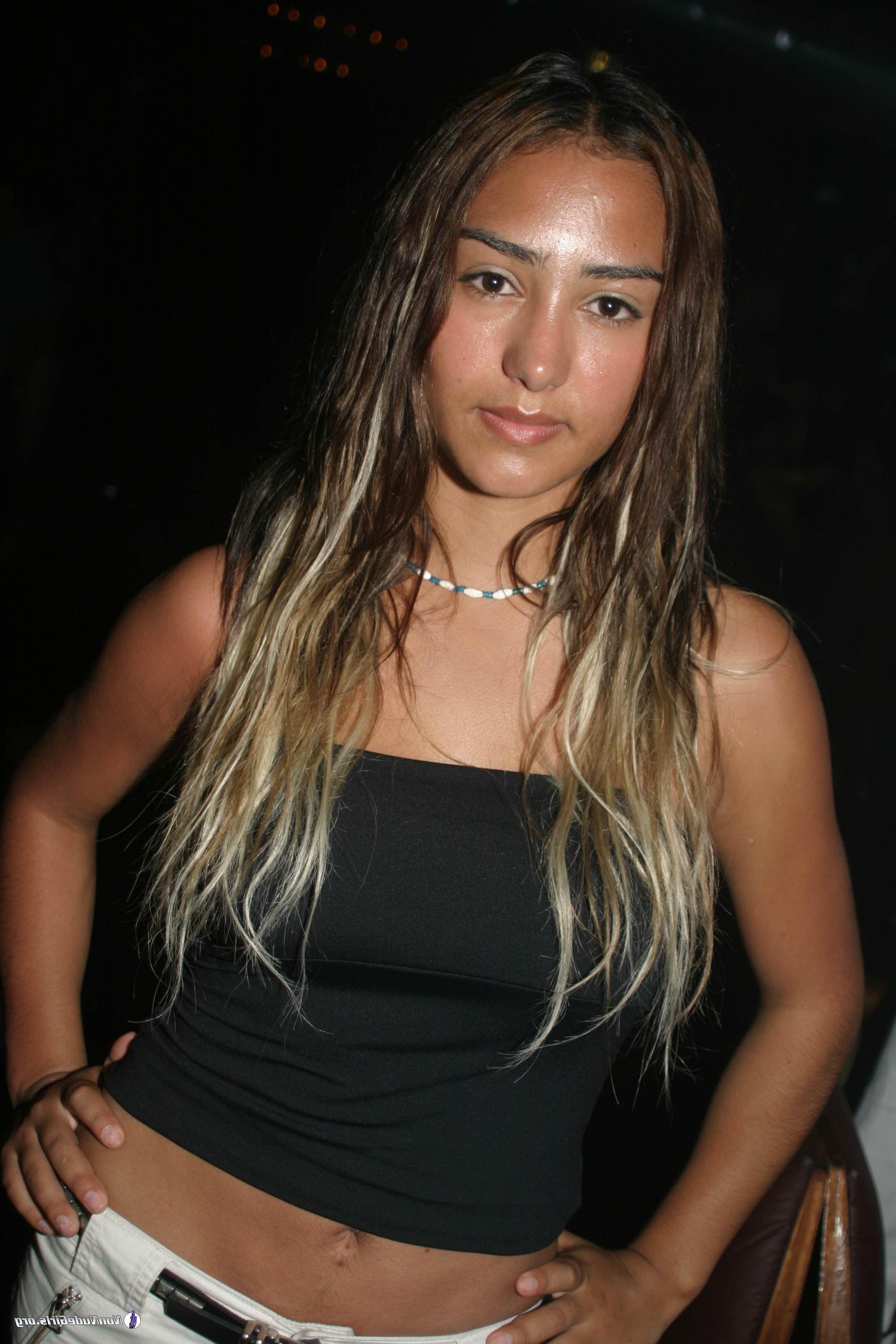 17P Pictures of wild girls showing their hot bodies