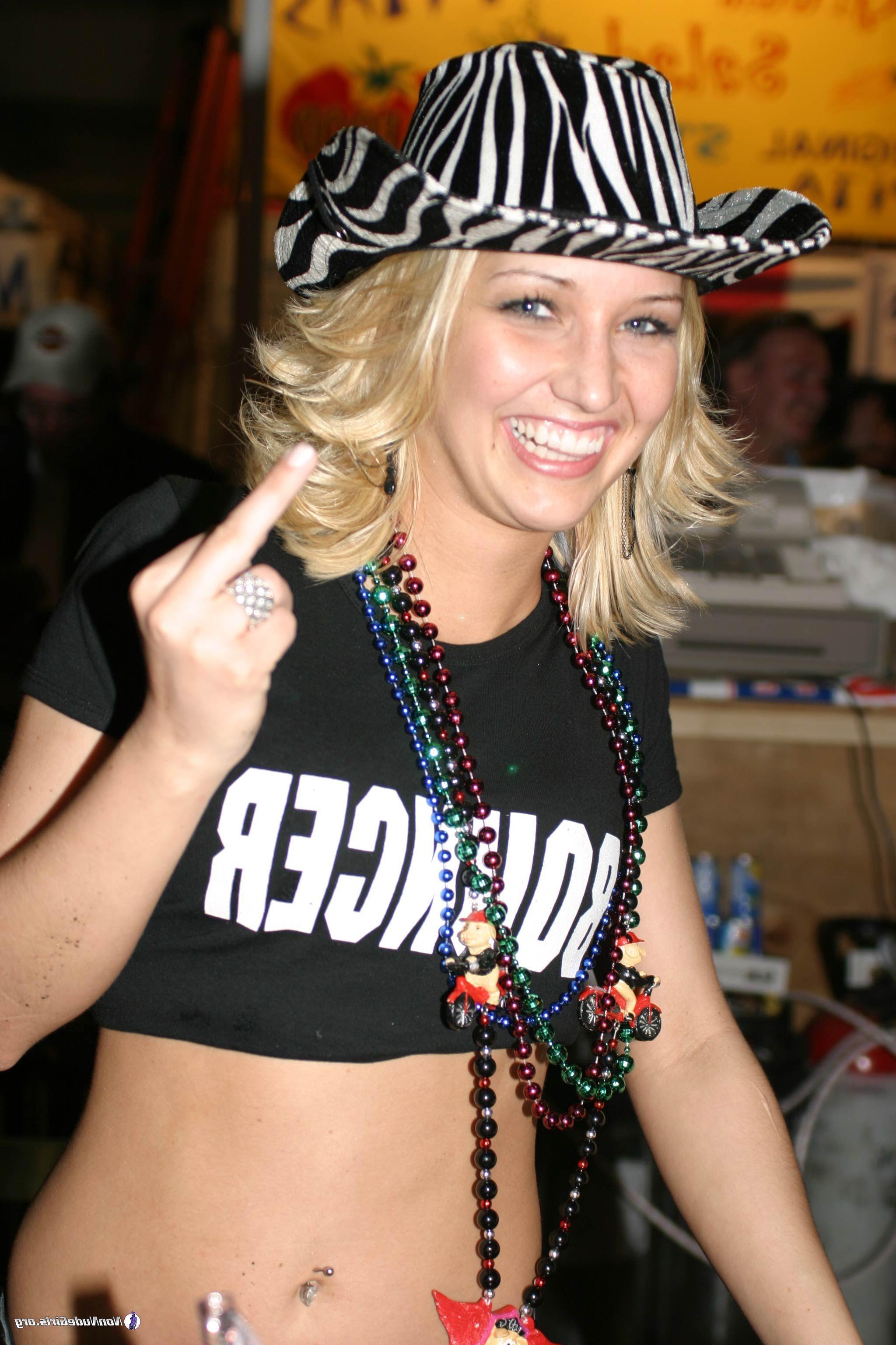 17P Pictures of wild girls showing their hot bodies