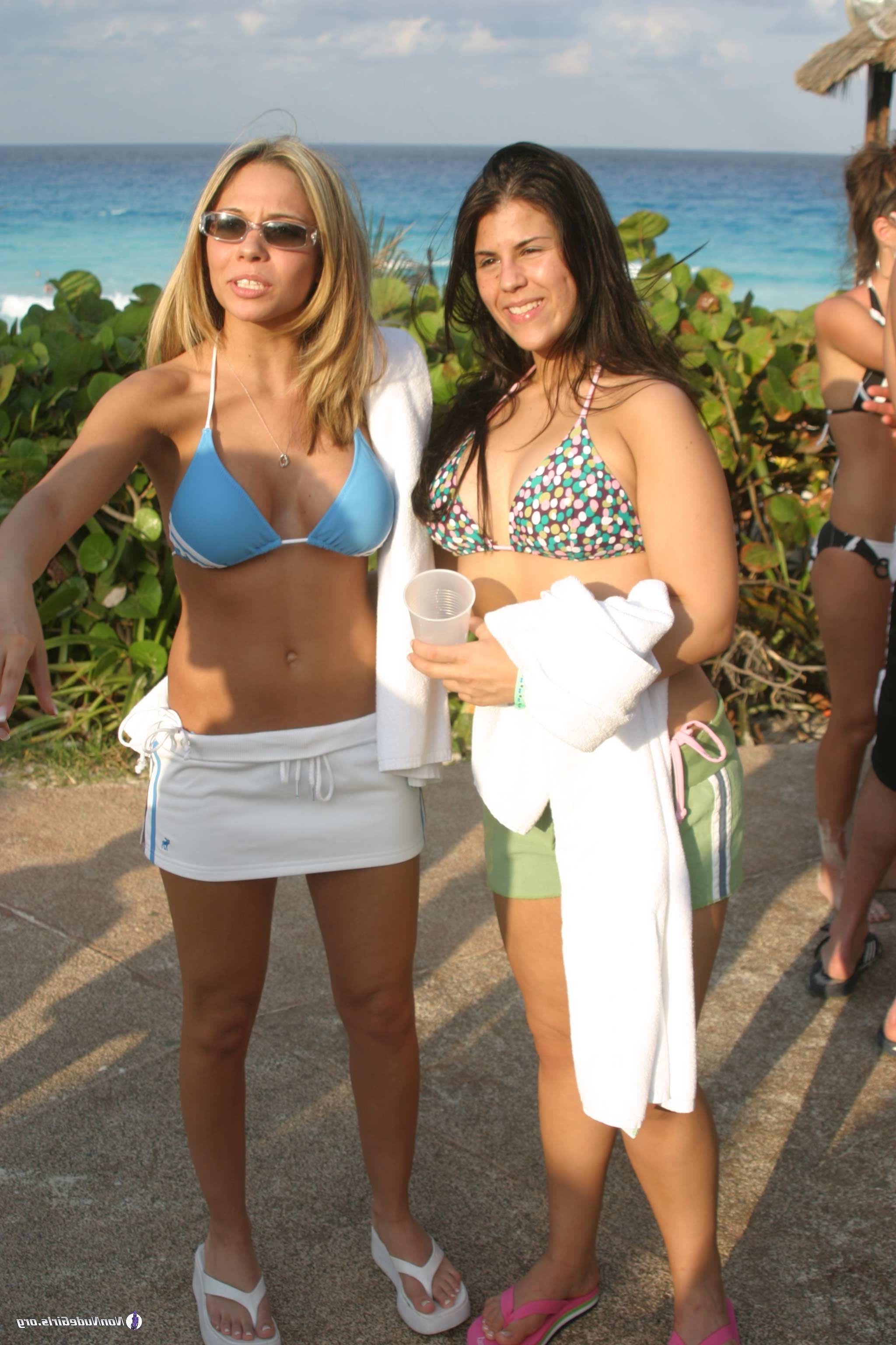 20P Pictures of hot girls partying