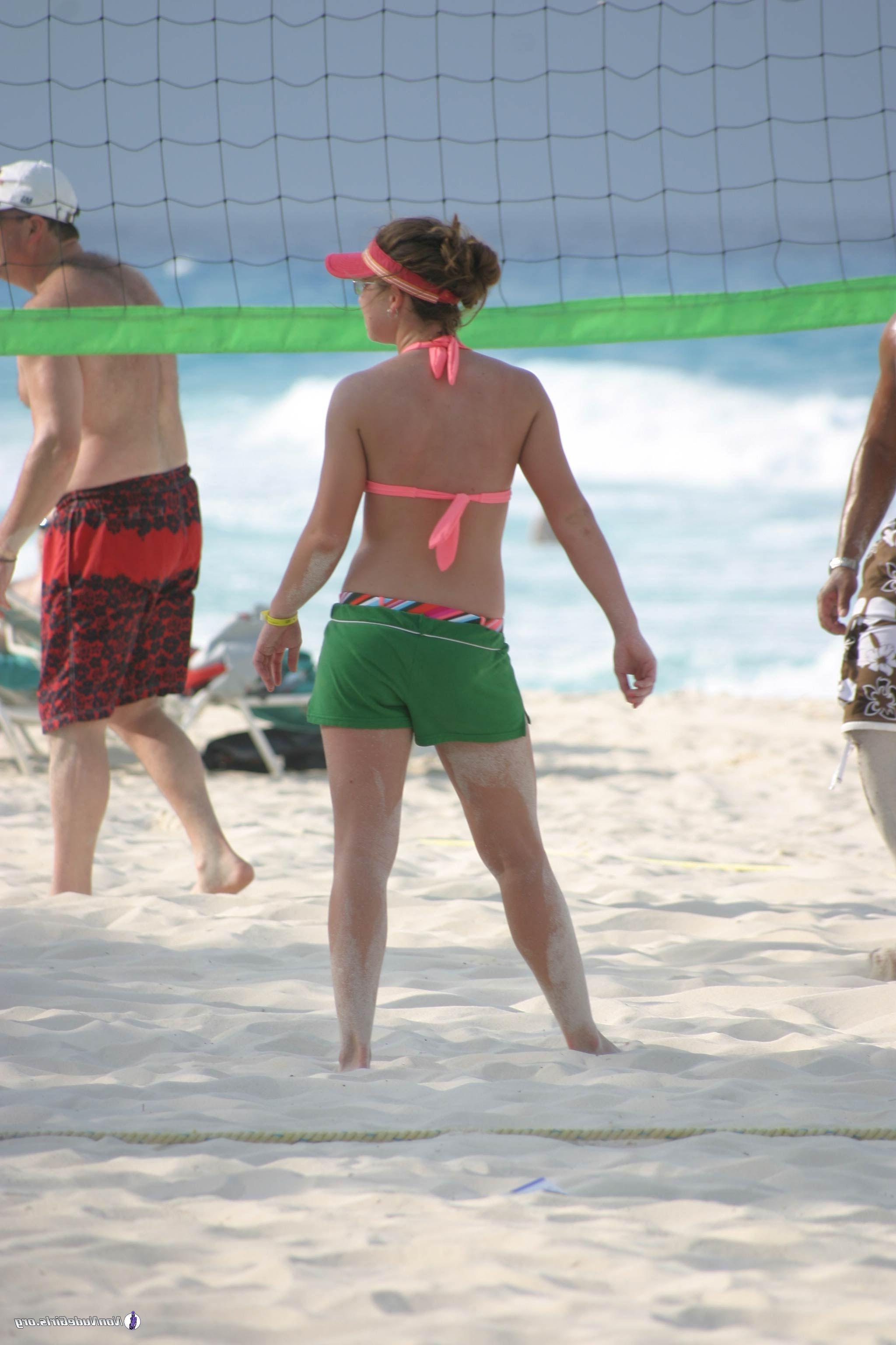 20P Pictures of beautiful girls partying on spring break