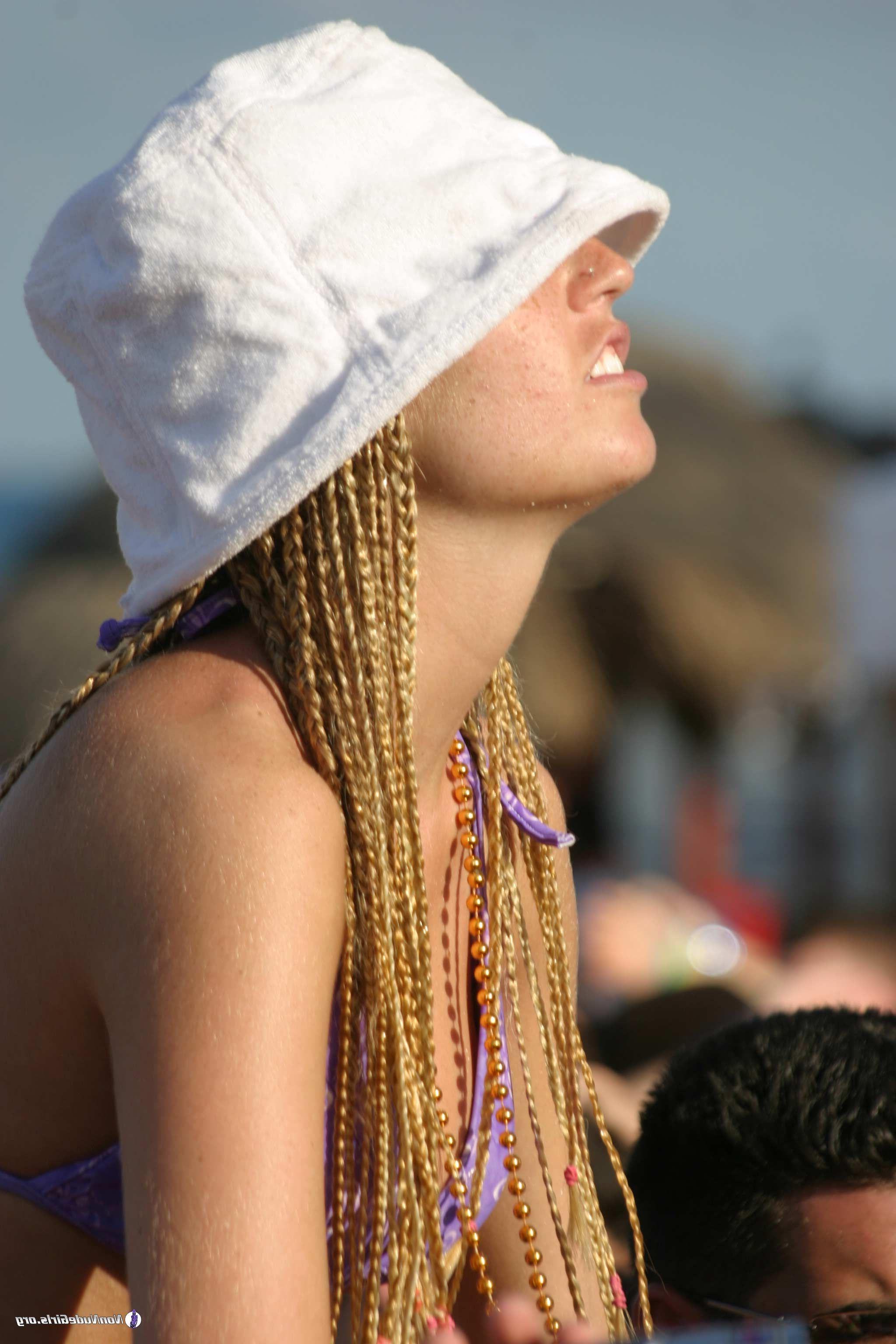 20P Pictures of beautiful girls partying on spring break