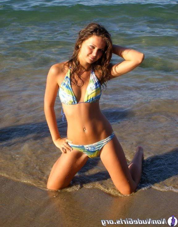 19P Pictures of hot coeds slutting out in bikinis