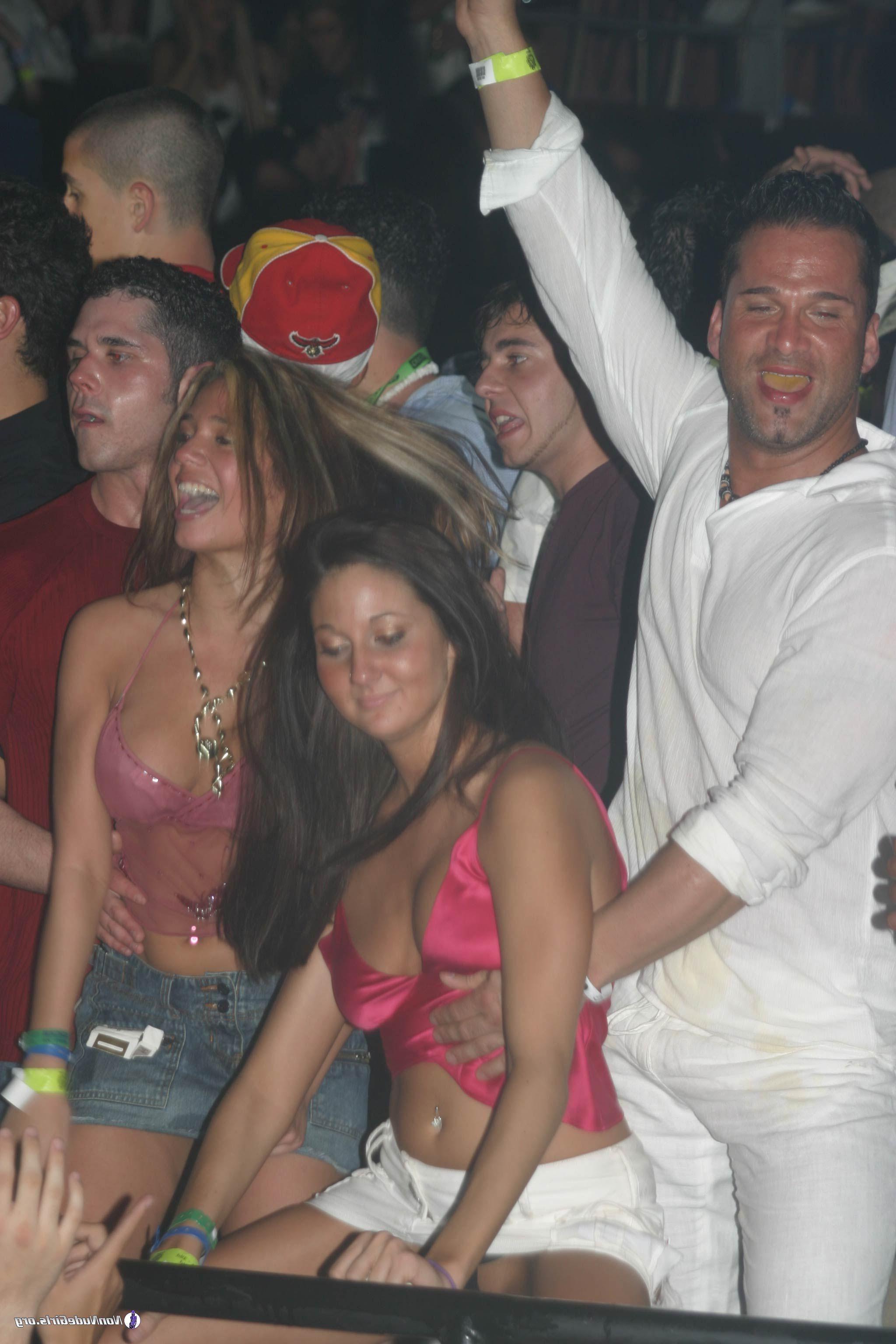 20P Pictures of sexy girls going wild