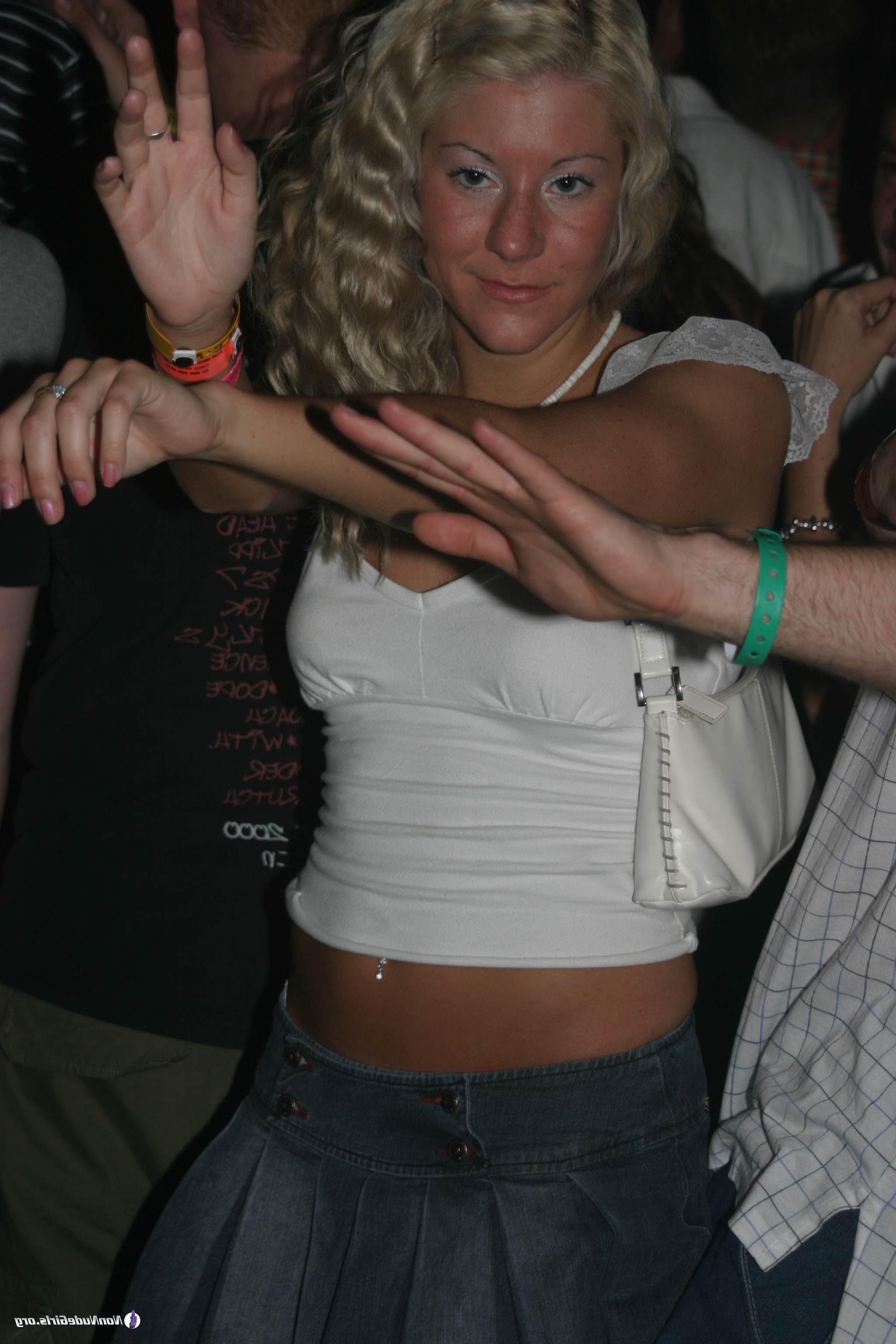 20P Pictures of sexy girls going wild