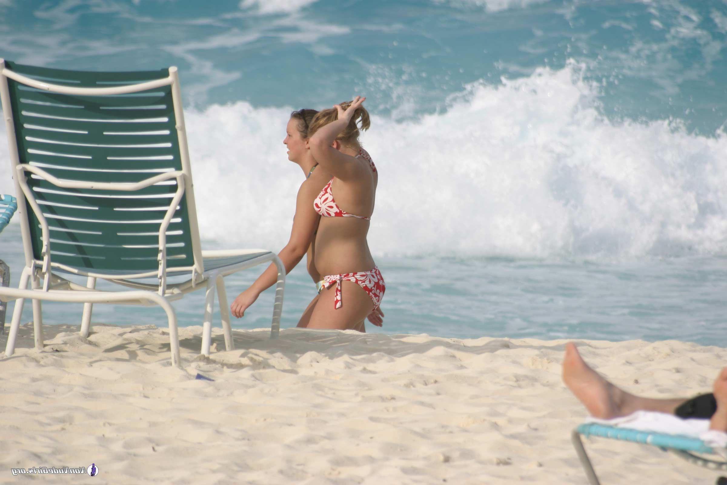 20P Pictures of naughty girls slutting out on spring break