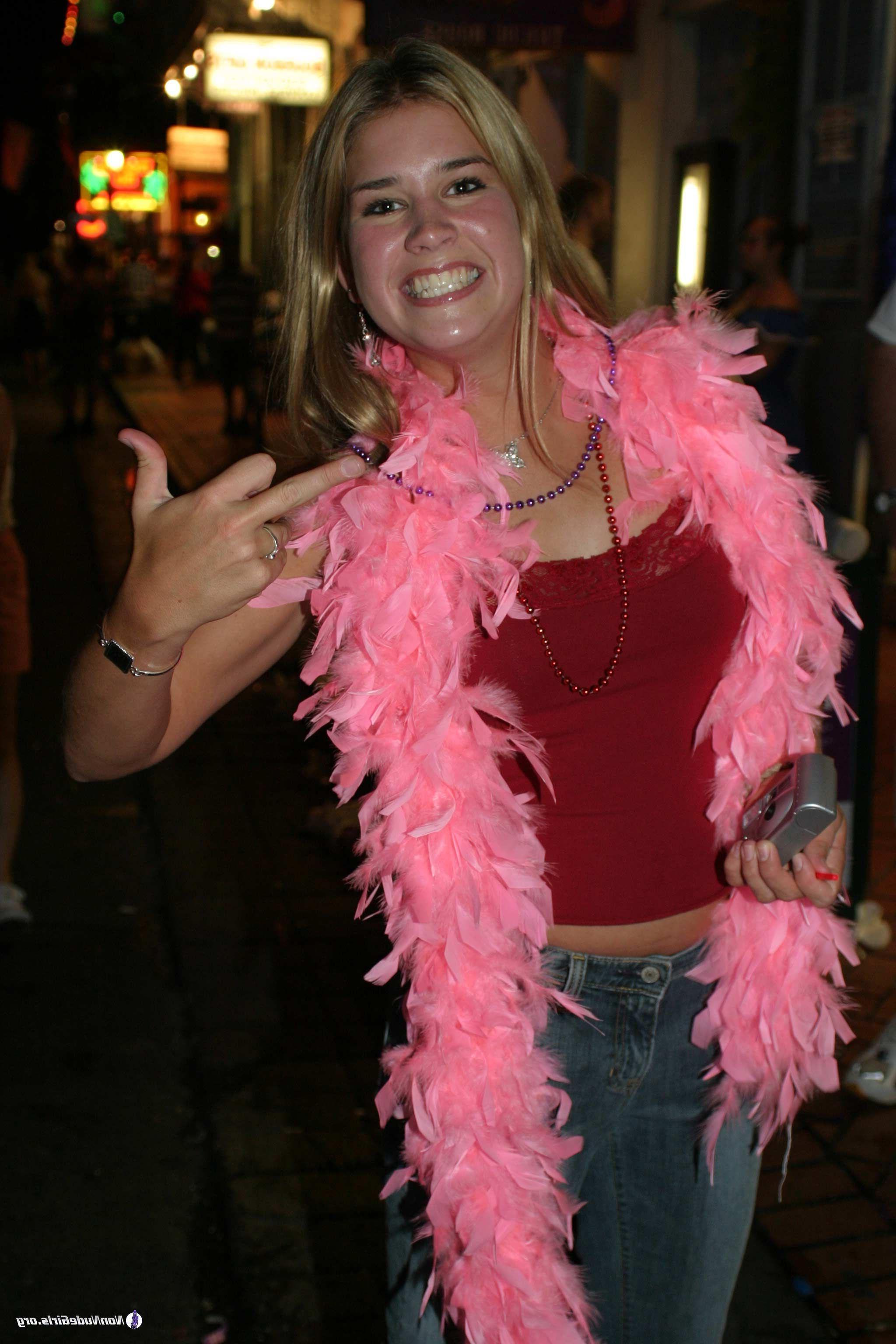 20P Pictures of wild girls flaunting their hotness