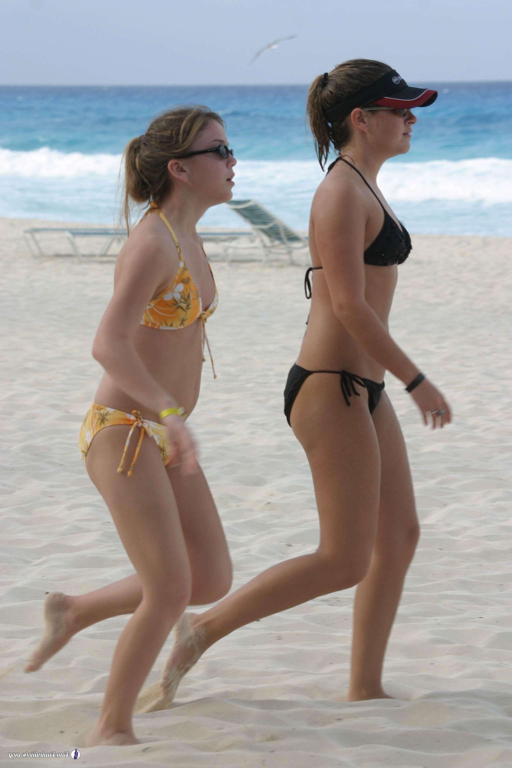 20P Pictures of beautiful girls partying on a beach