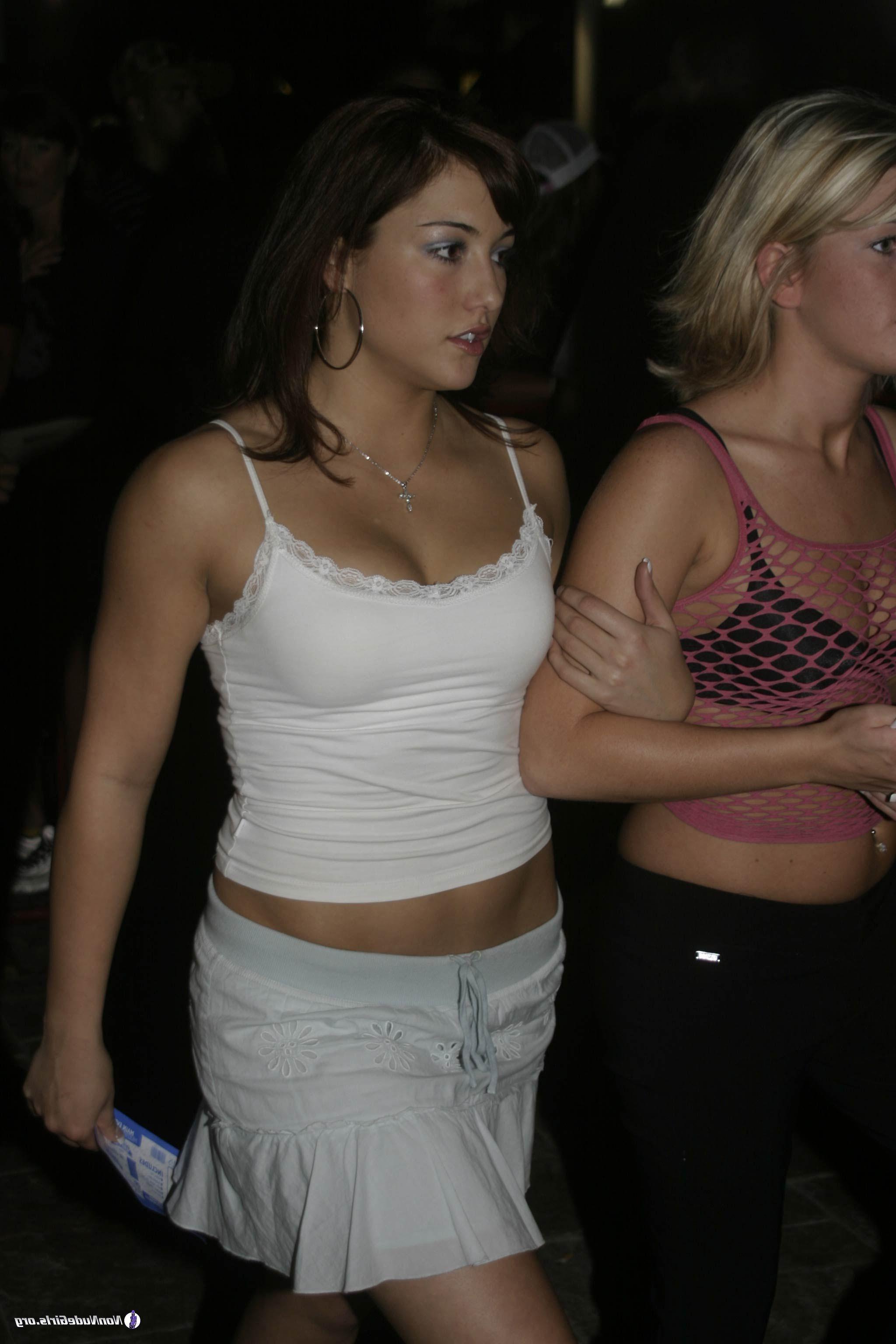 20P Pictures of beautiful girls partying on a beach