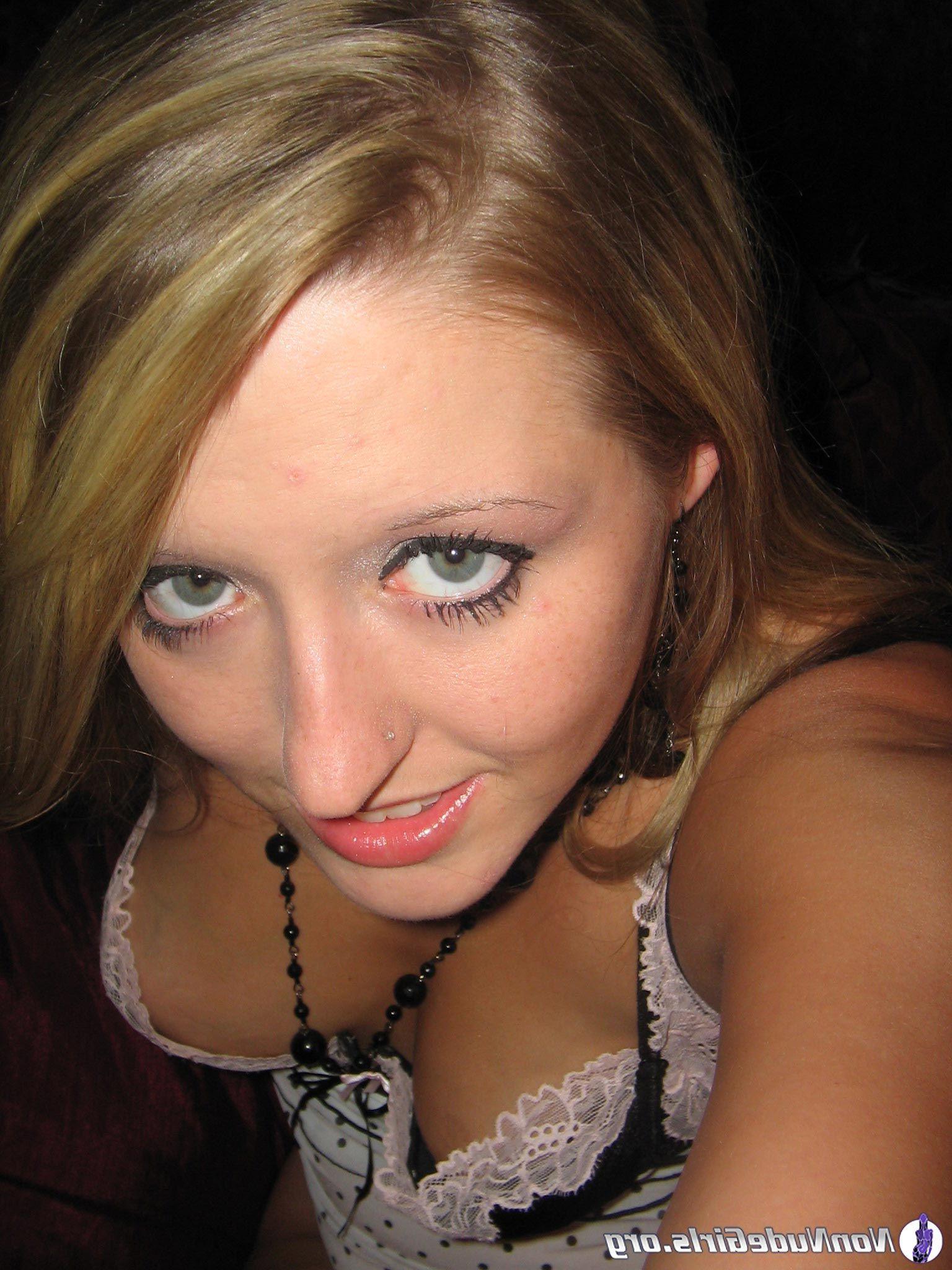 20P Pictures of sexy amateur girls strutting their stuff