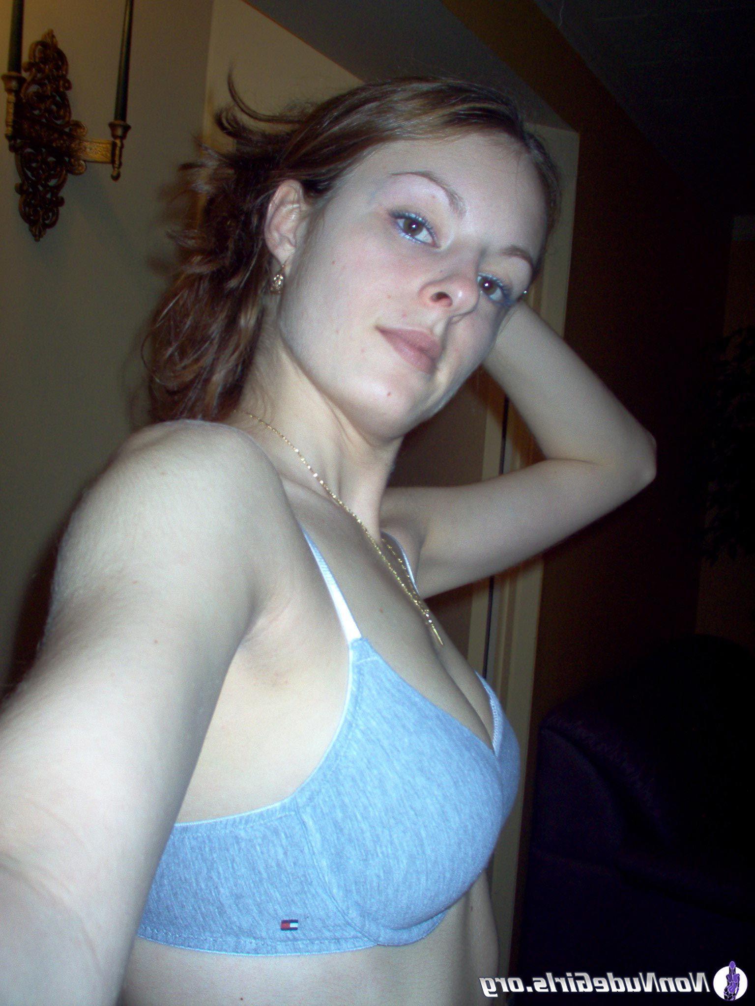 20P Pictures of sexy amateur girls strutting their stuff