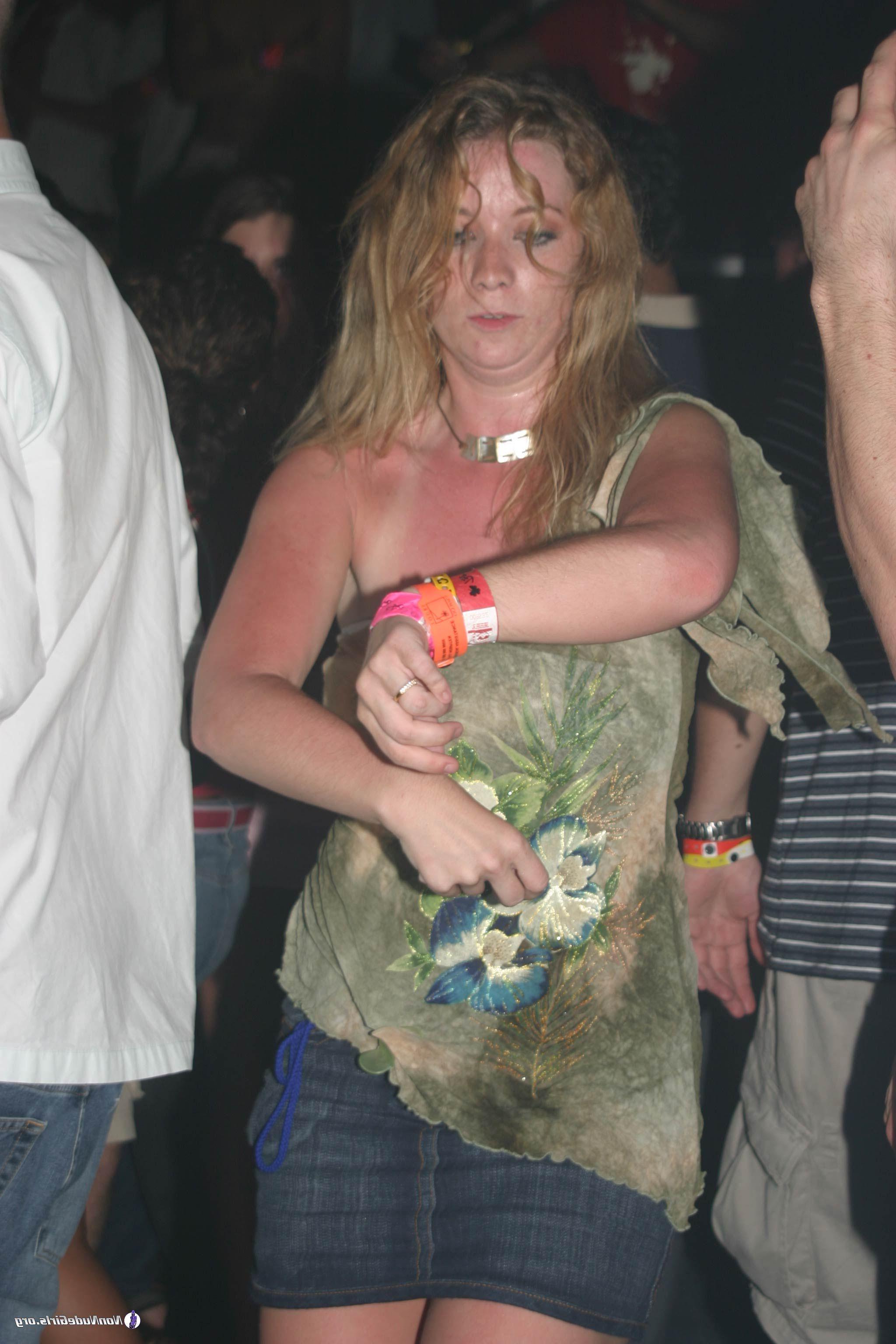 20P Pictures of hot girls in bikinis