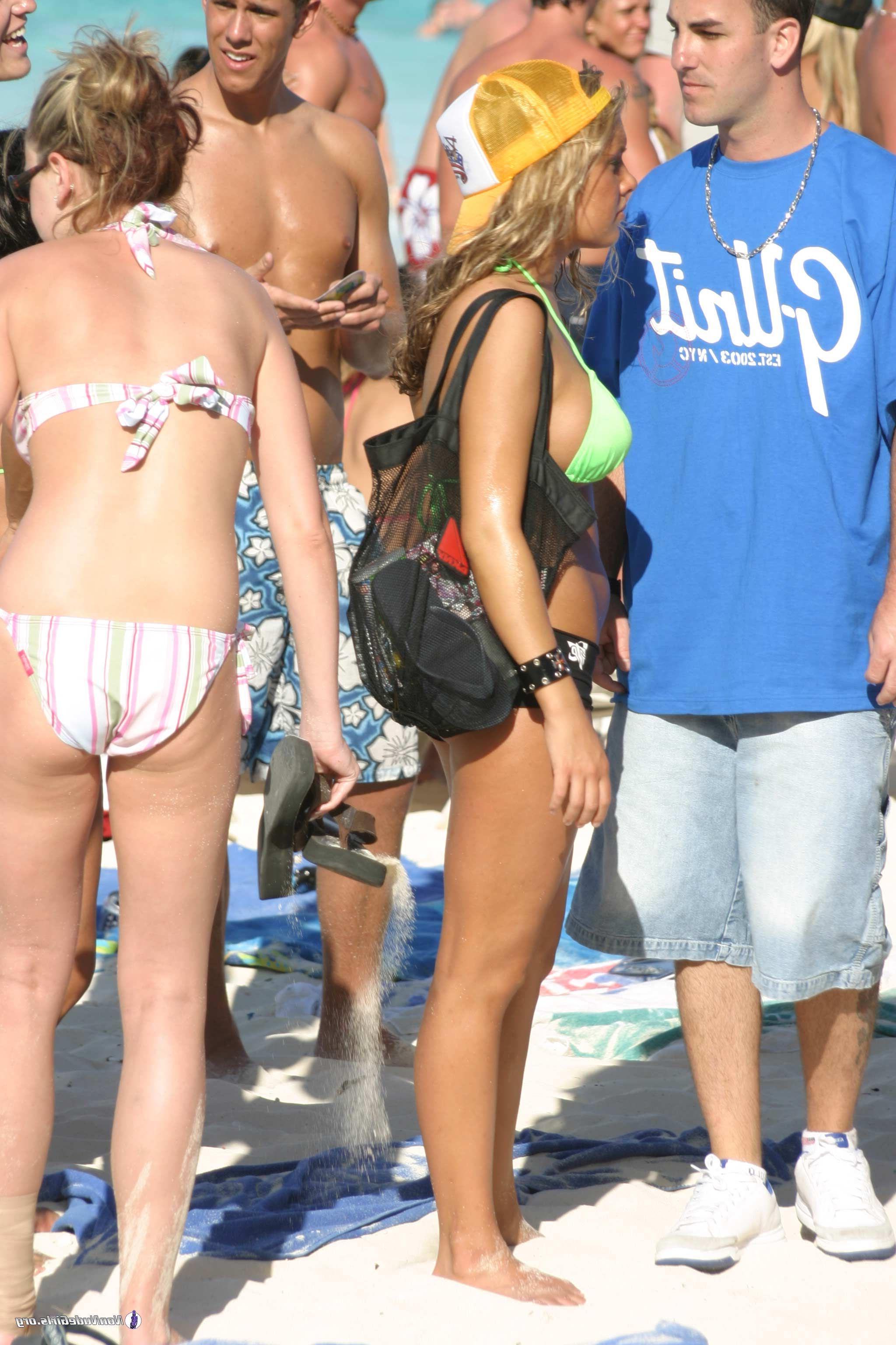 20P Pictures of hot girls in bikinis