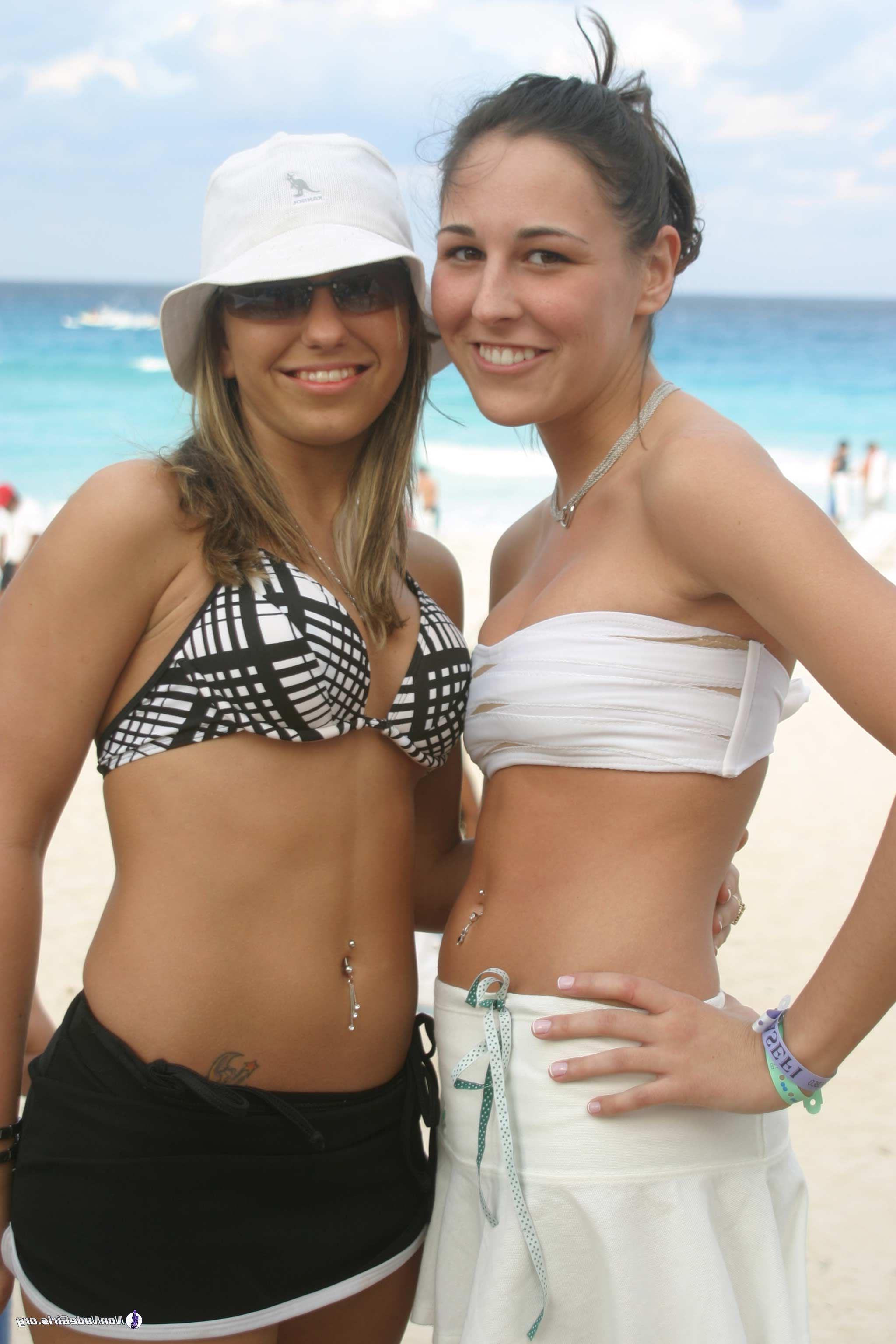 20P Pictures of hot girls in bikinis