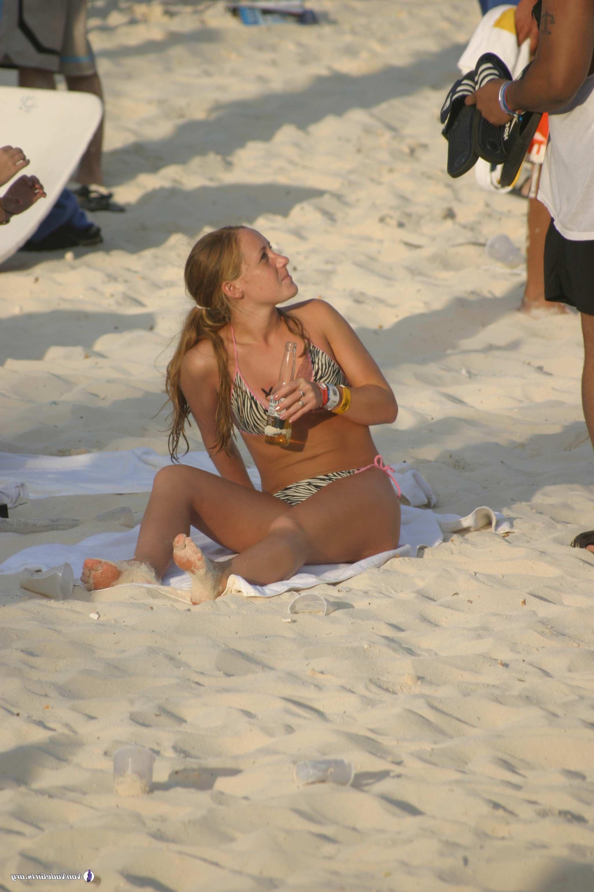 20P Pictures of hot girls in bikinis