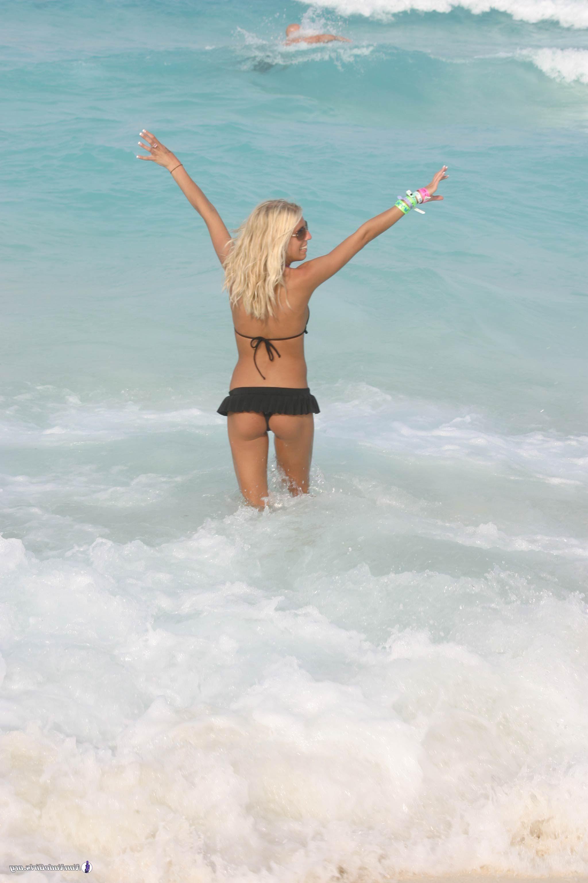 20P Pictures of hot girls in bikinis