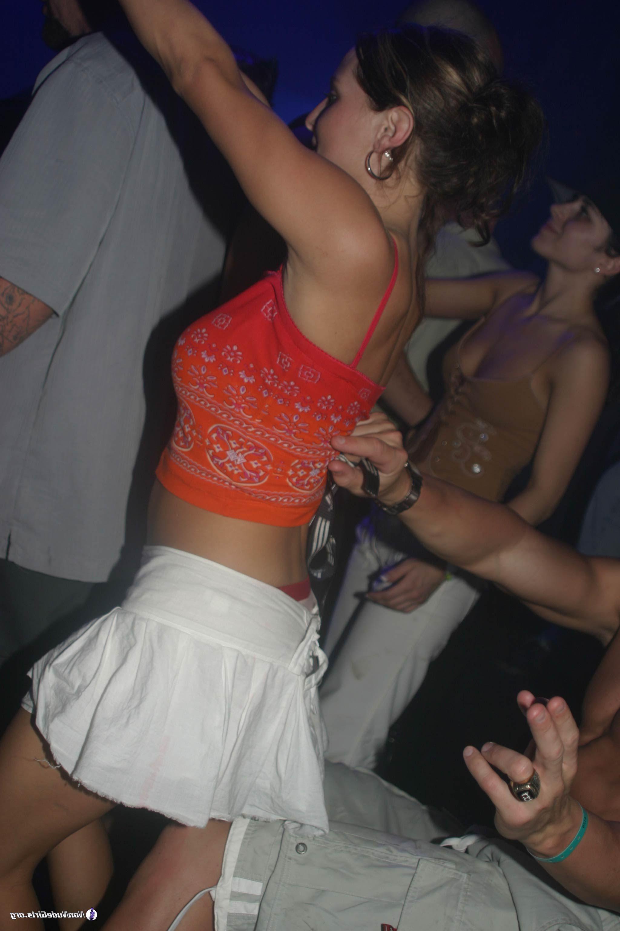 20P Pictures of hot teen girls partying
