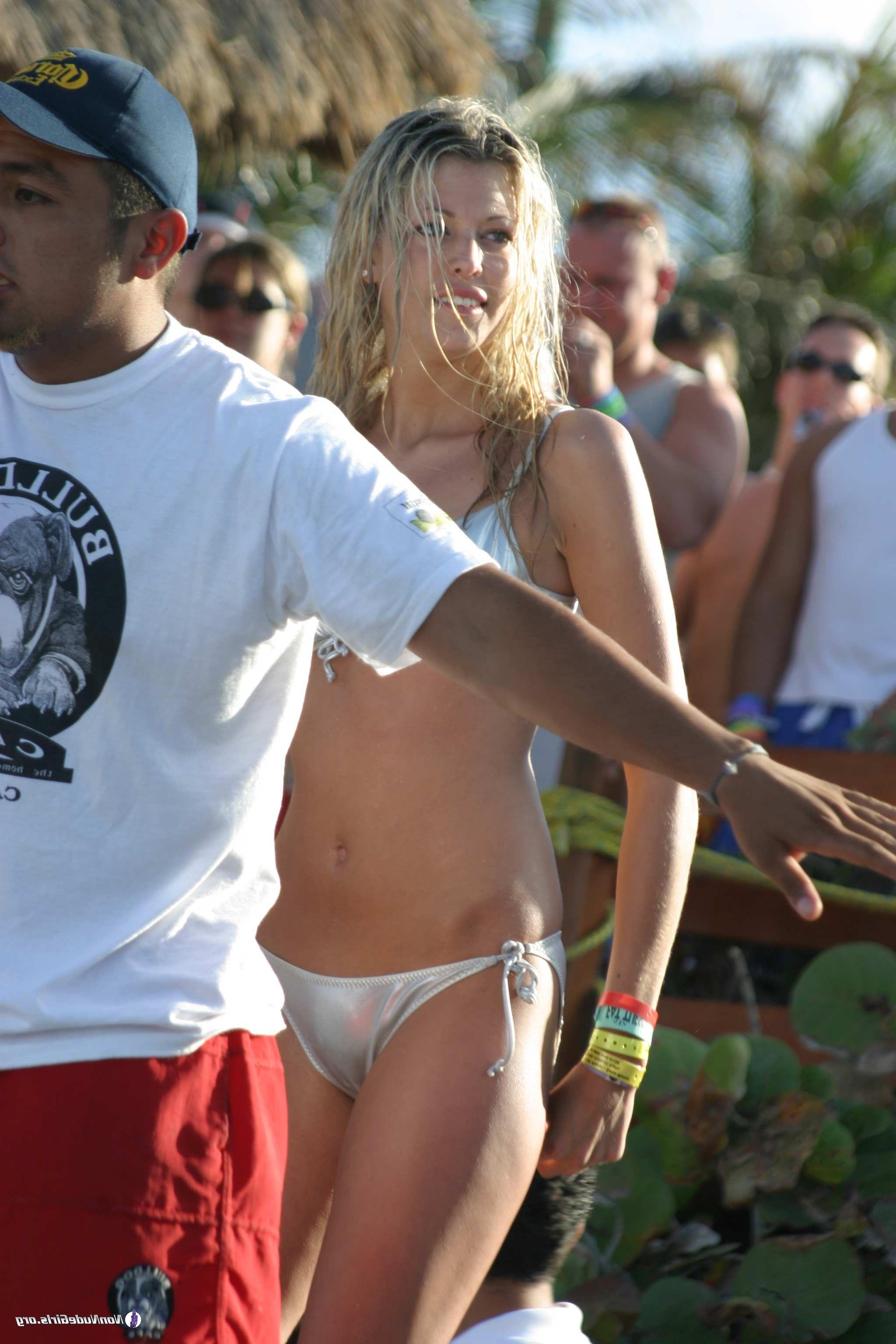 20P Pictures of sexy hot teen girls partying on spring break