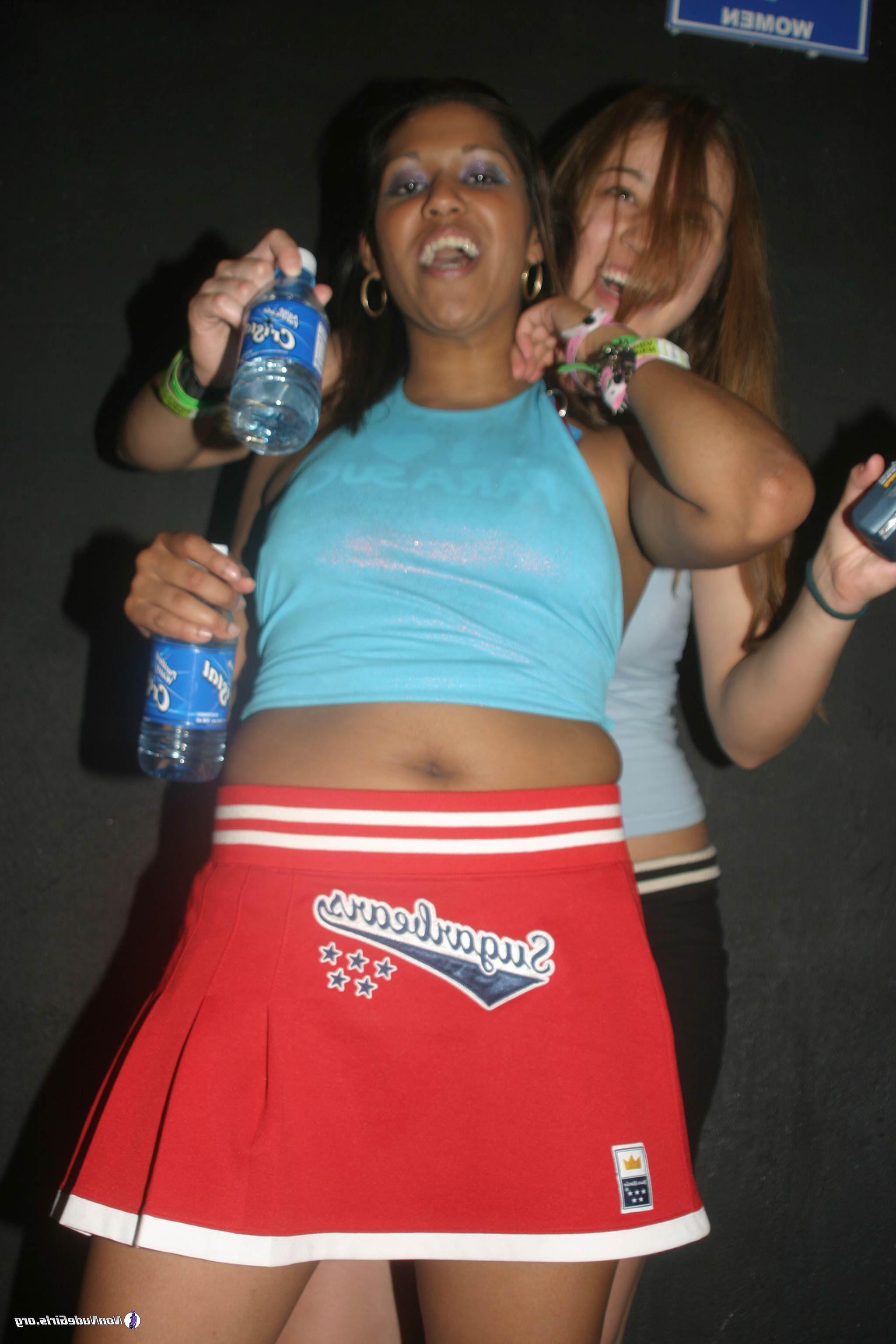 20P Pictures of sexy hot teen girls partying on spring break