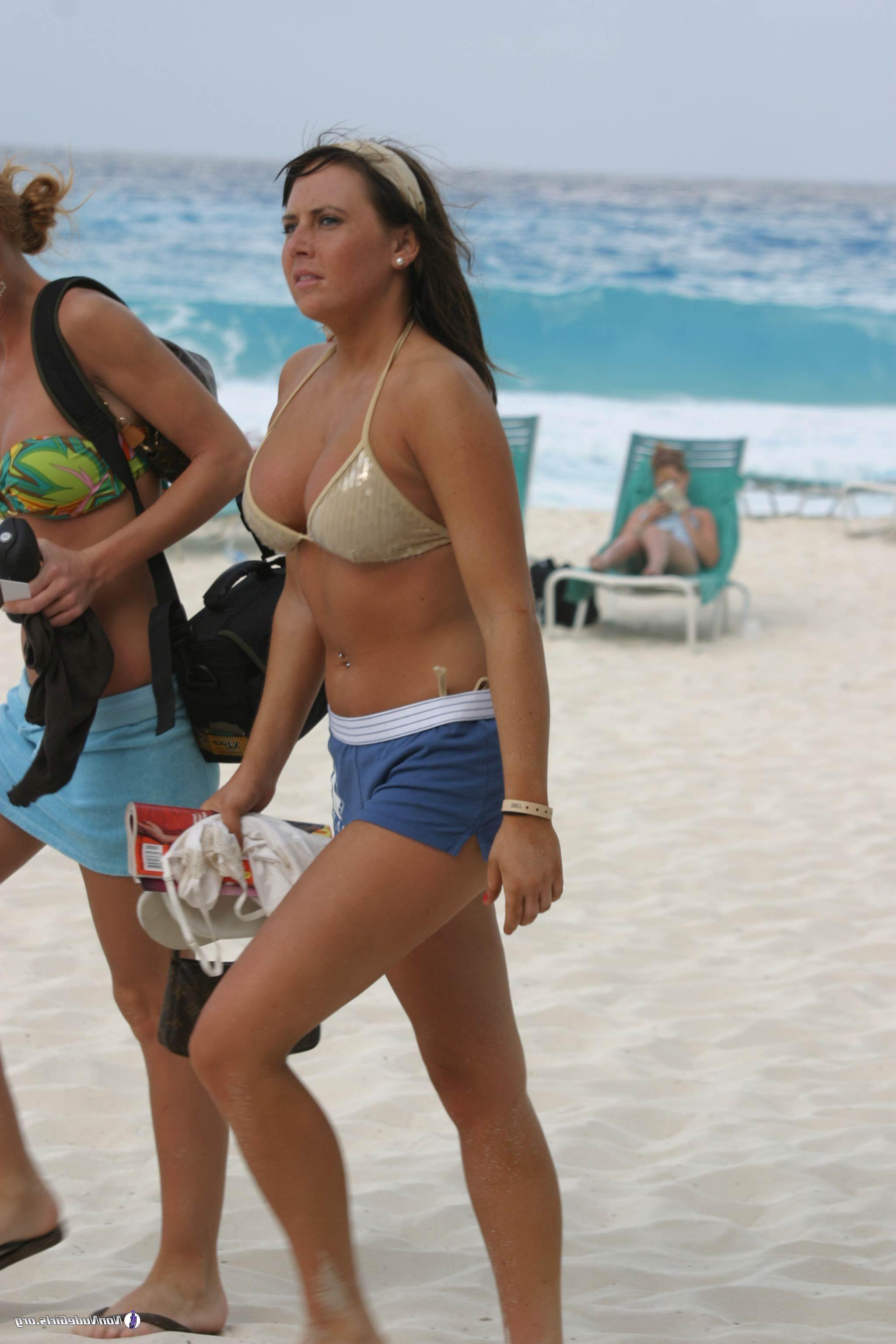 20P Pictures of sexy girls in bikinis