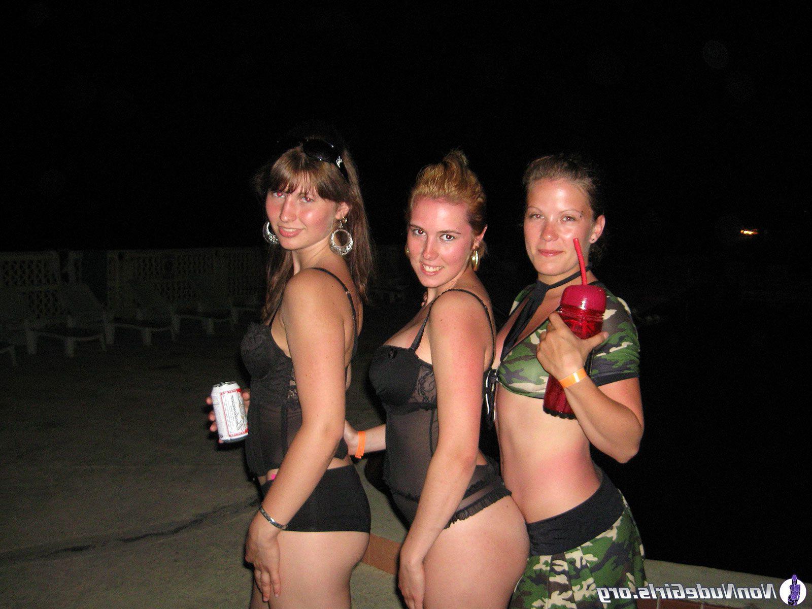 20P Pictures of hot girls going wild together