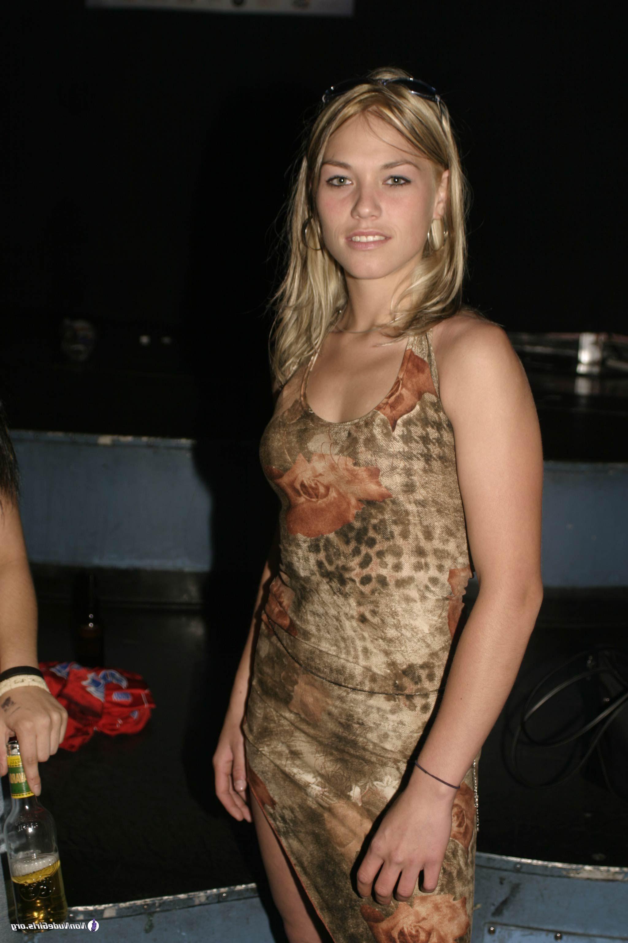18P Pictures of wild girls partying