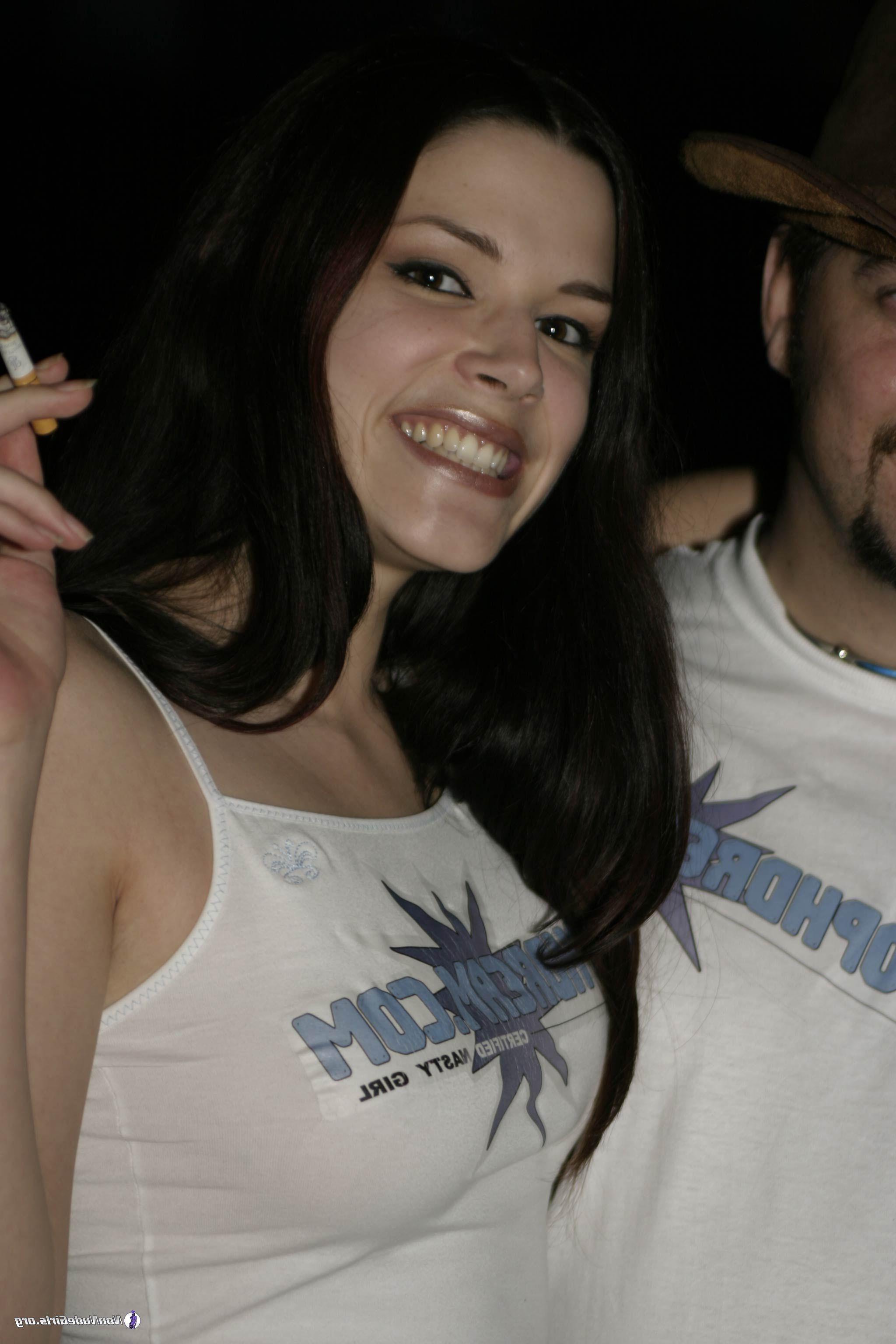 18P Pictures of wild girls partying