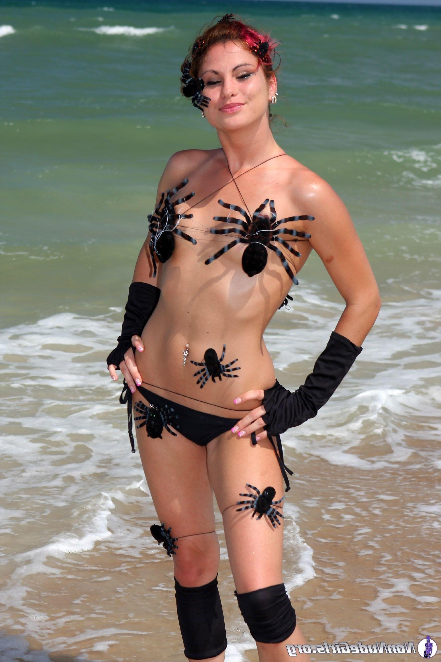 20P Pictures of hot teen girls showing their bodies