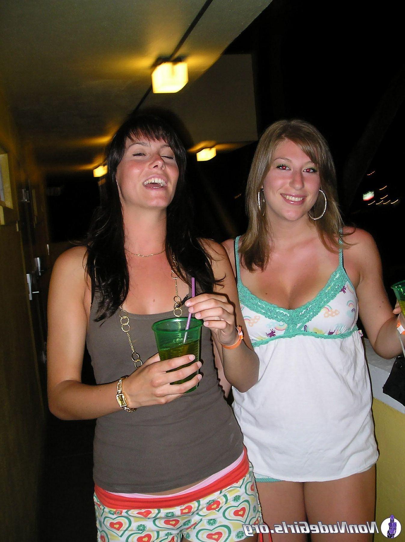 20P Pictures of hot teen girls showing their bodies