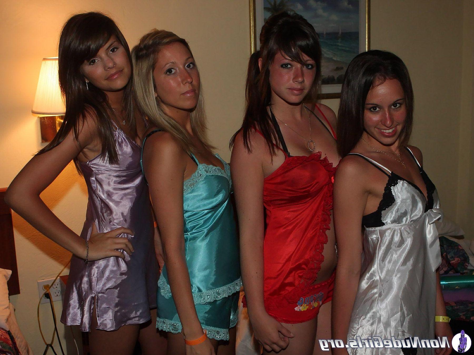 20P Pictures of hot teen girls showing their bodies