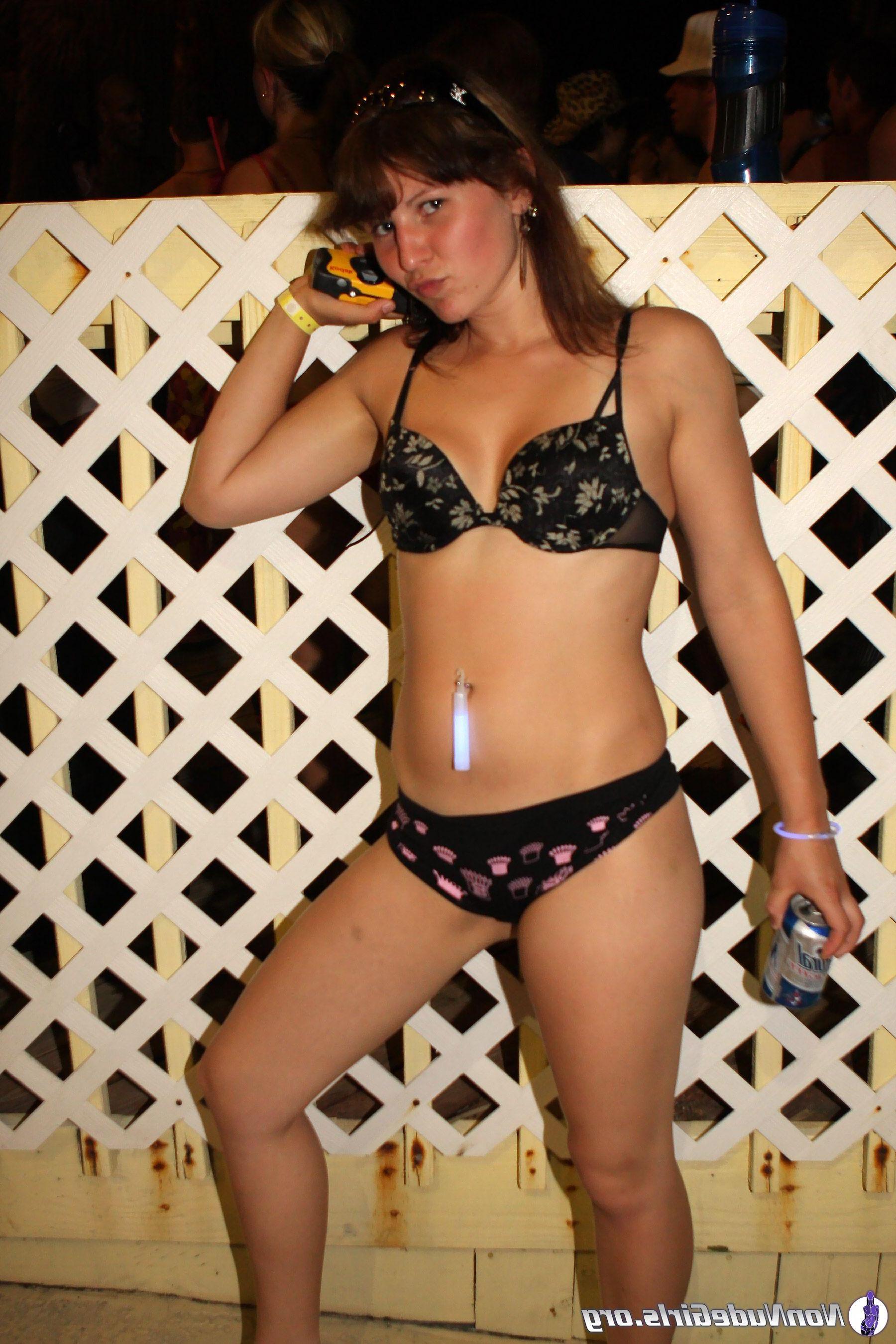 20P Pictures of hot teen girls showing their bodies