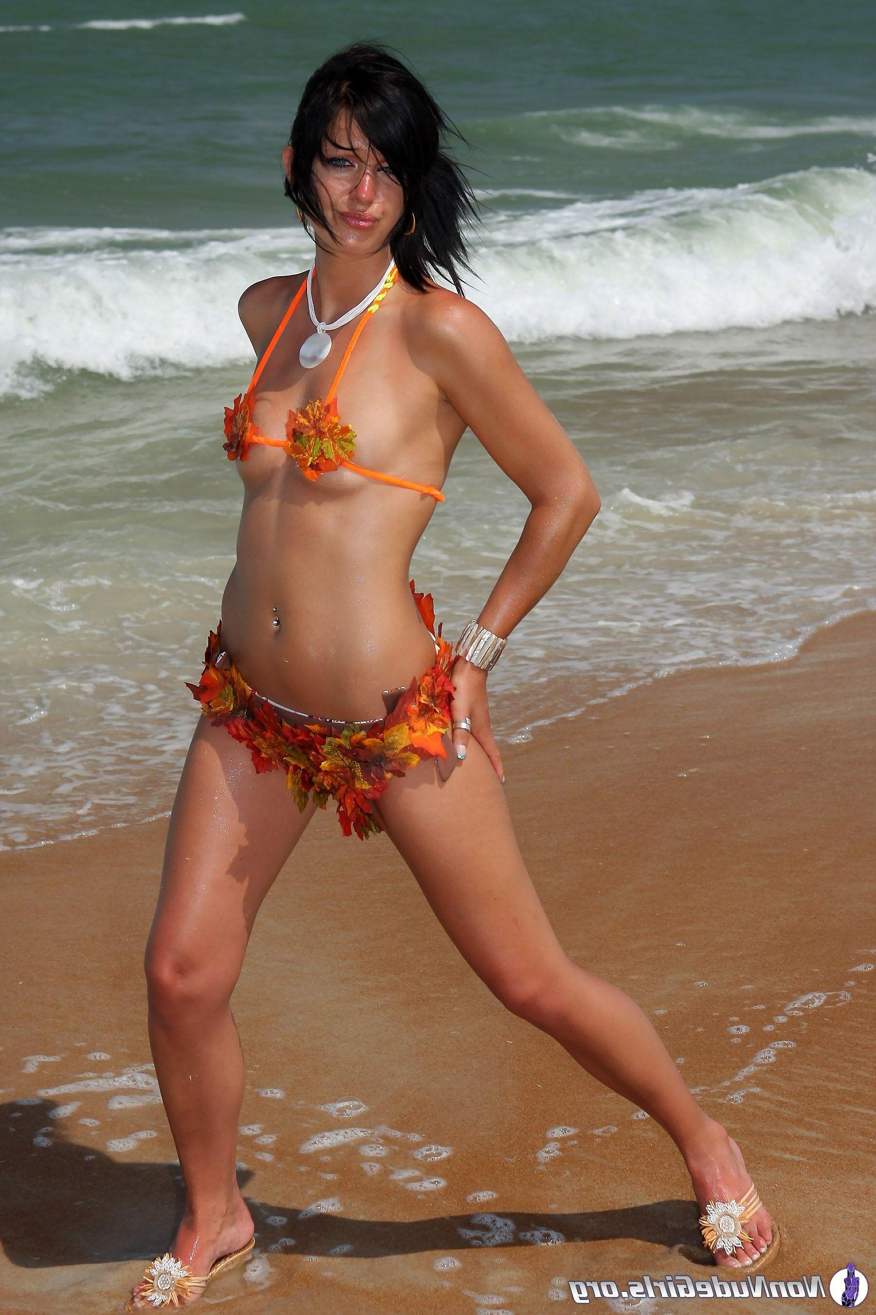 20P Pictures of hot teen girls showing their bodies
