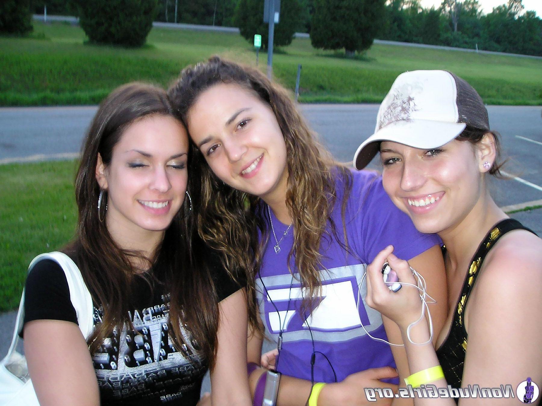 20P Pictures of hot teen girls showing their bodies