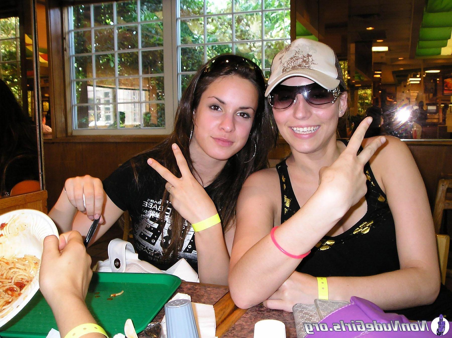 20P Pictures of hot teen girls showing their bodies