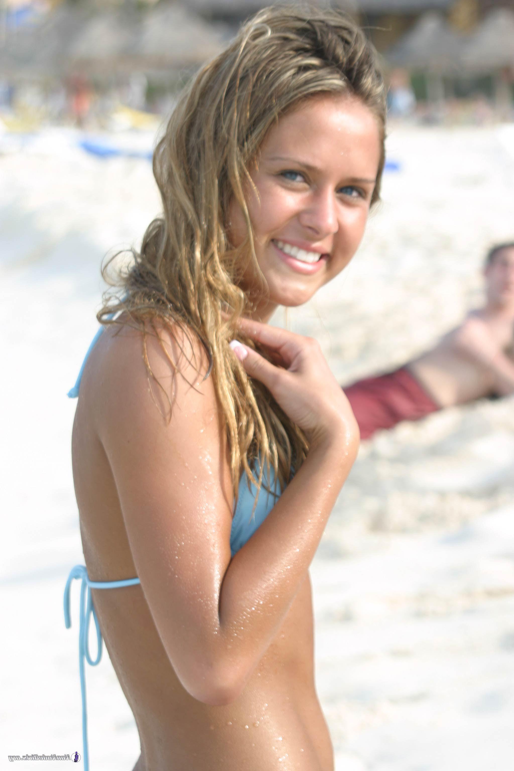 18P Pictures of really hot girls flaunting their bodies