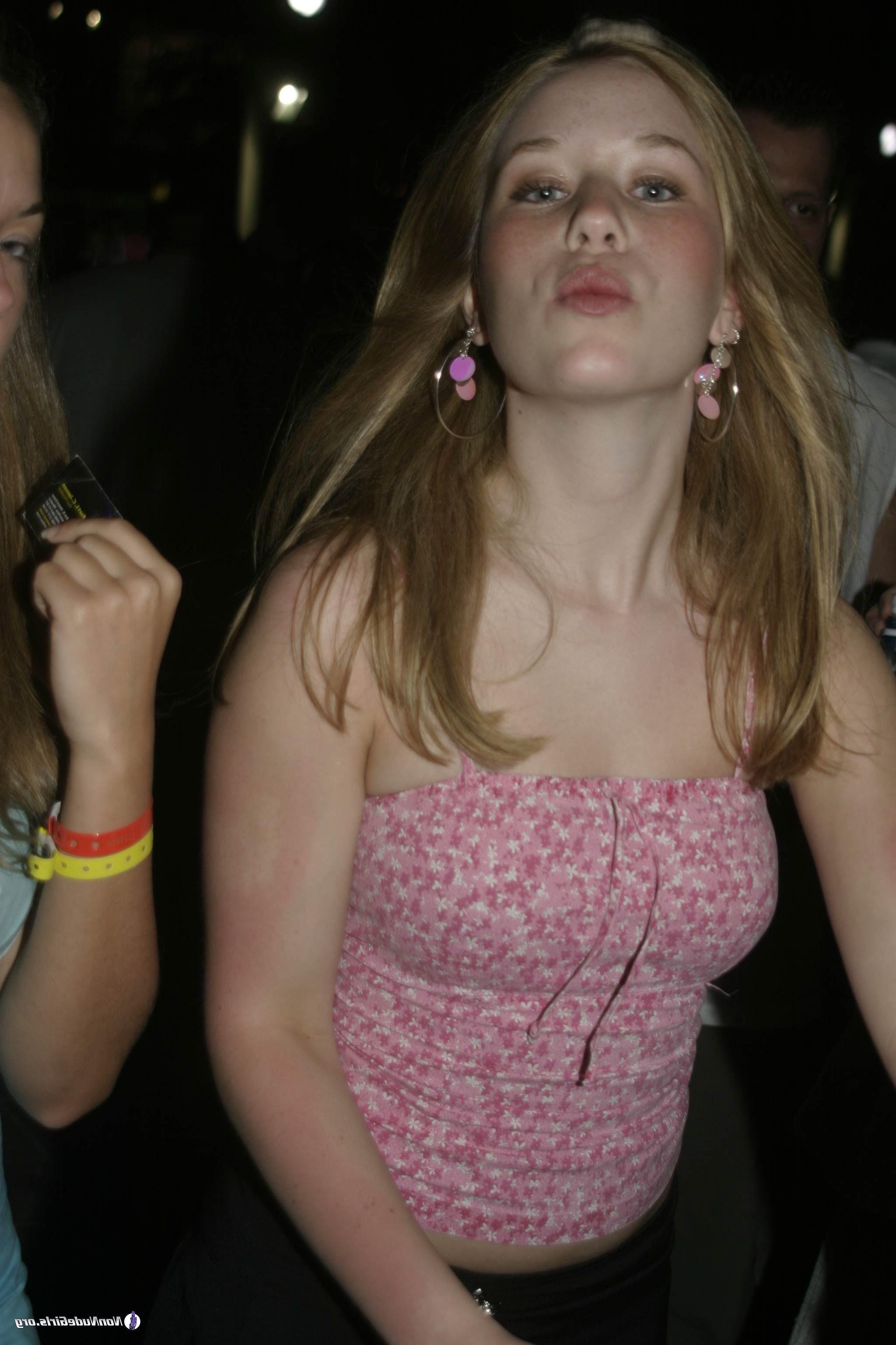 18P Pictures of really hot girls flaunting their bodies