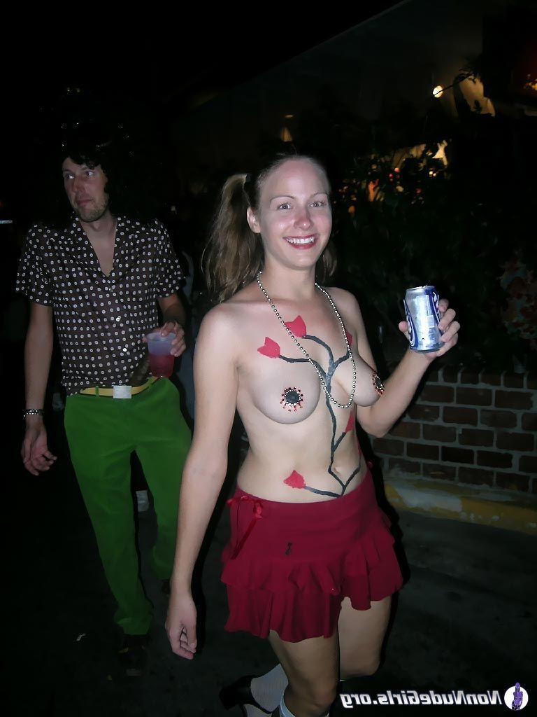 20P Pictures of really hot girls flaunting their stuff