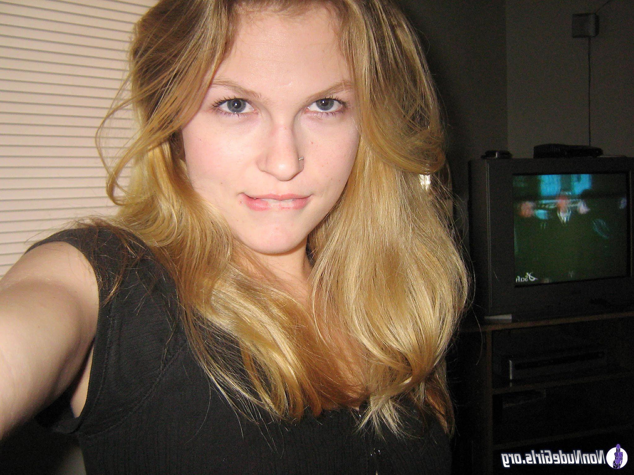 19P Pictures of naughty teen girls flaunting their stuff
