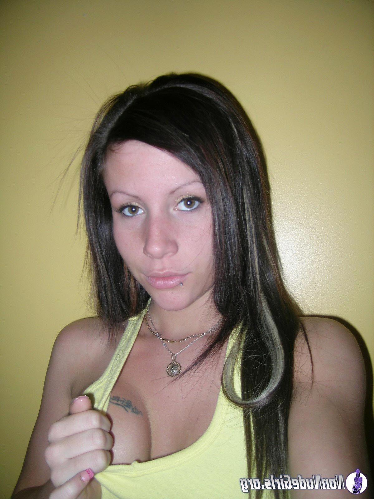 19P Pictures of naughty teen girls flaunting their stuff
