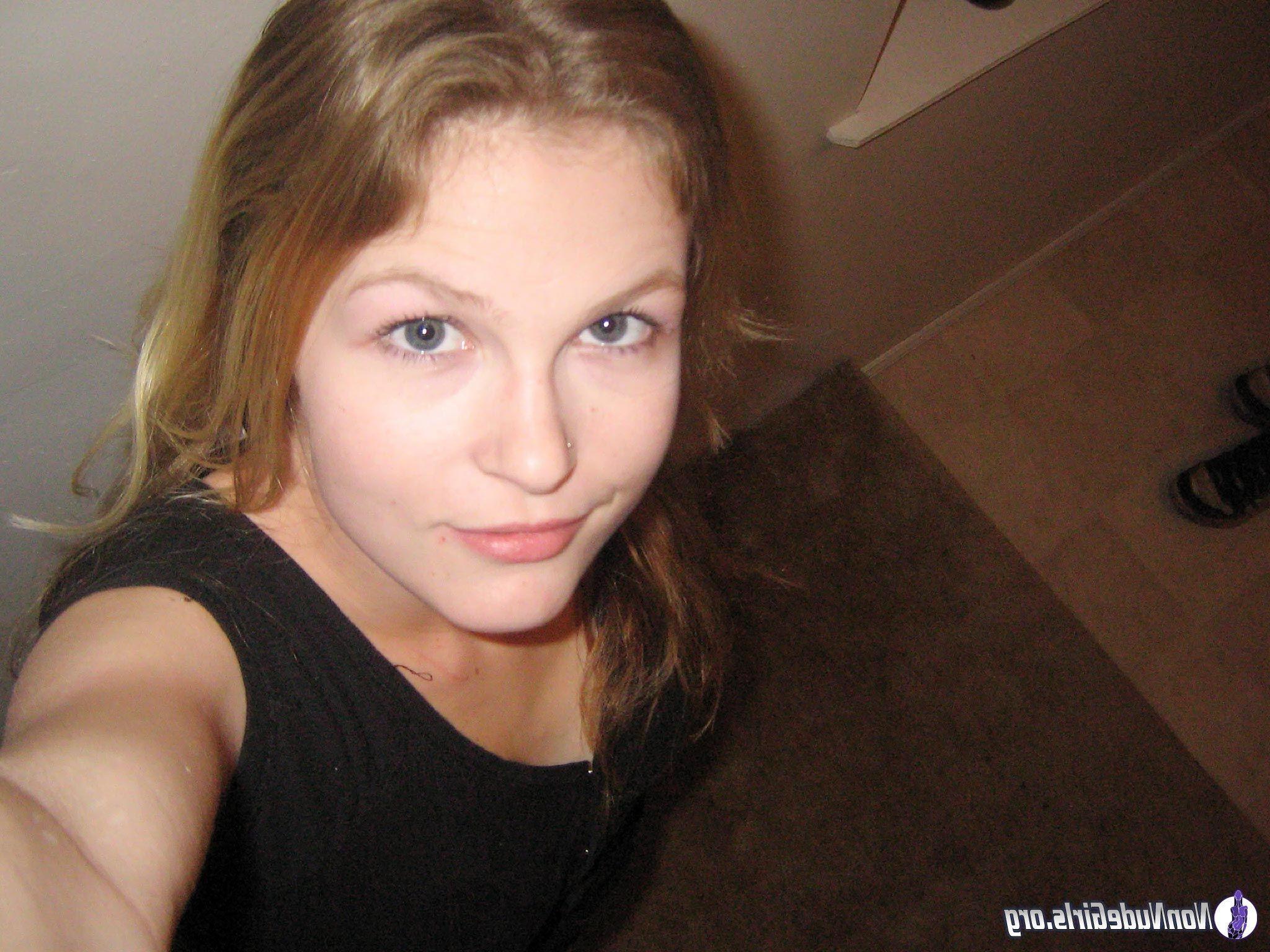 19P Pictures of naughty teen girls flaunting their stuff