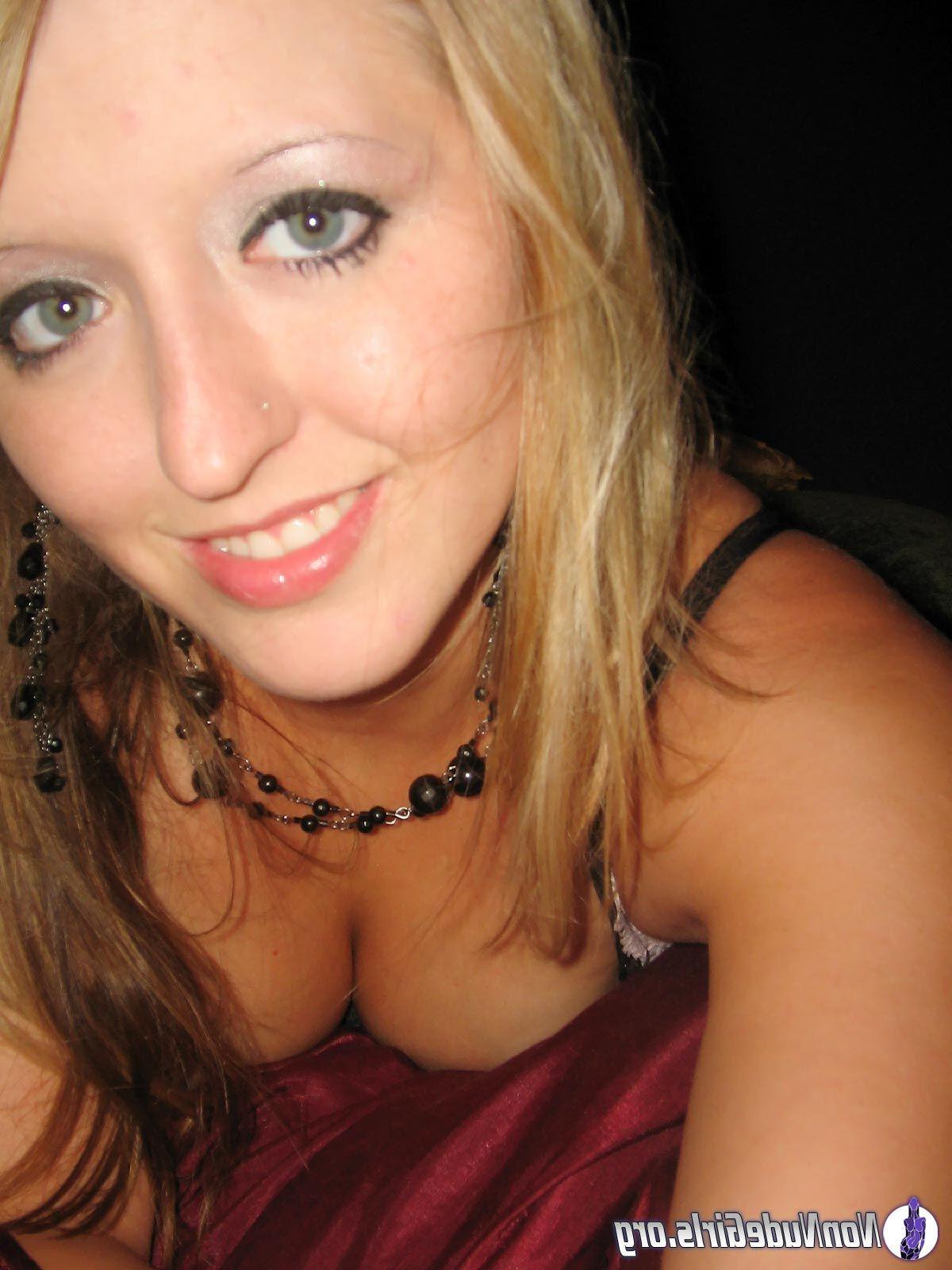 19P Pictures of naughty teen girls flaunting their stuff