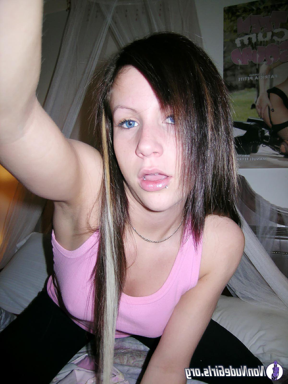 19P Pictures of naughty teen girls flaunting their stuff
