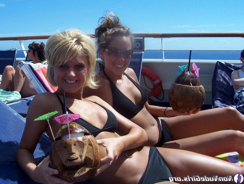 20P Pictures of hot teen girls partying on spring break